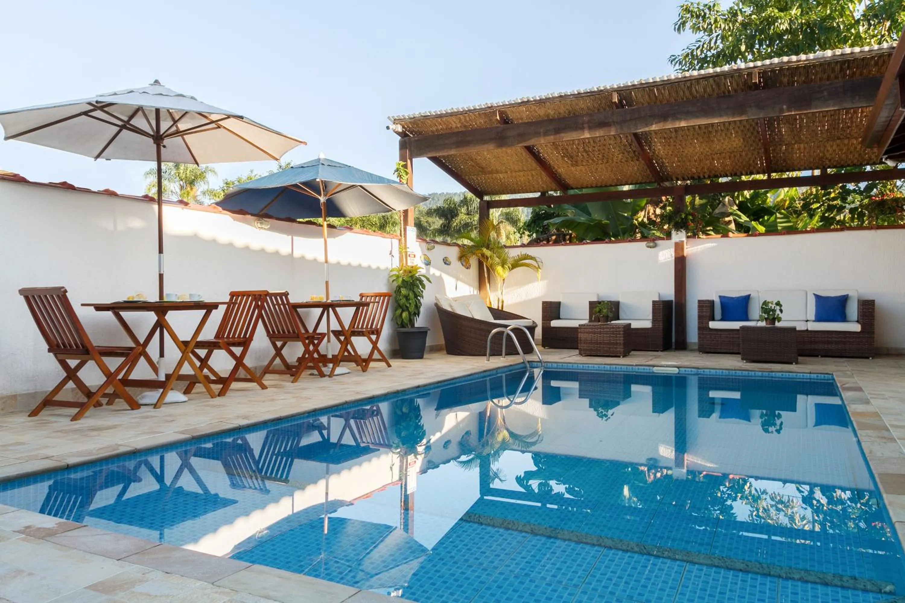 Swimming pool in Pousada Recanto do Jabaquara