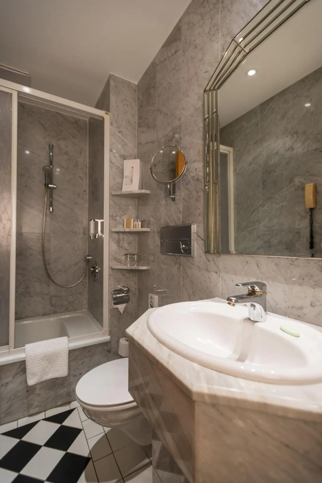 Shower in Hotel Heinz