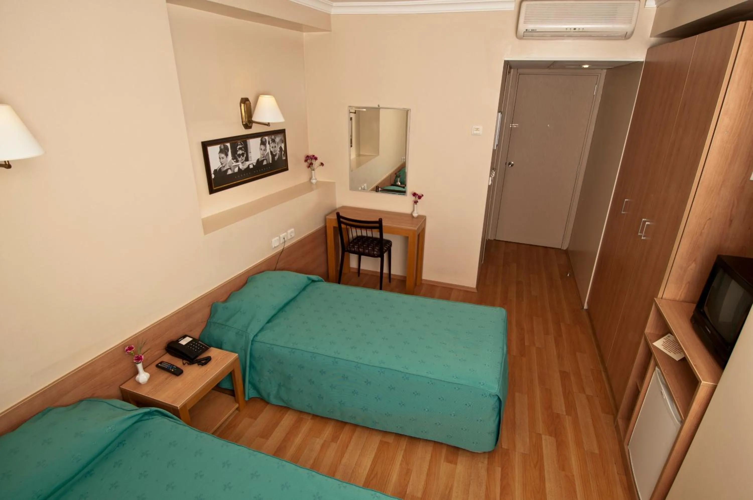 Photo of the whole room, Bed in Haydarpasa Hotel