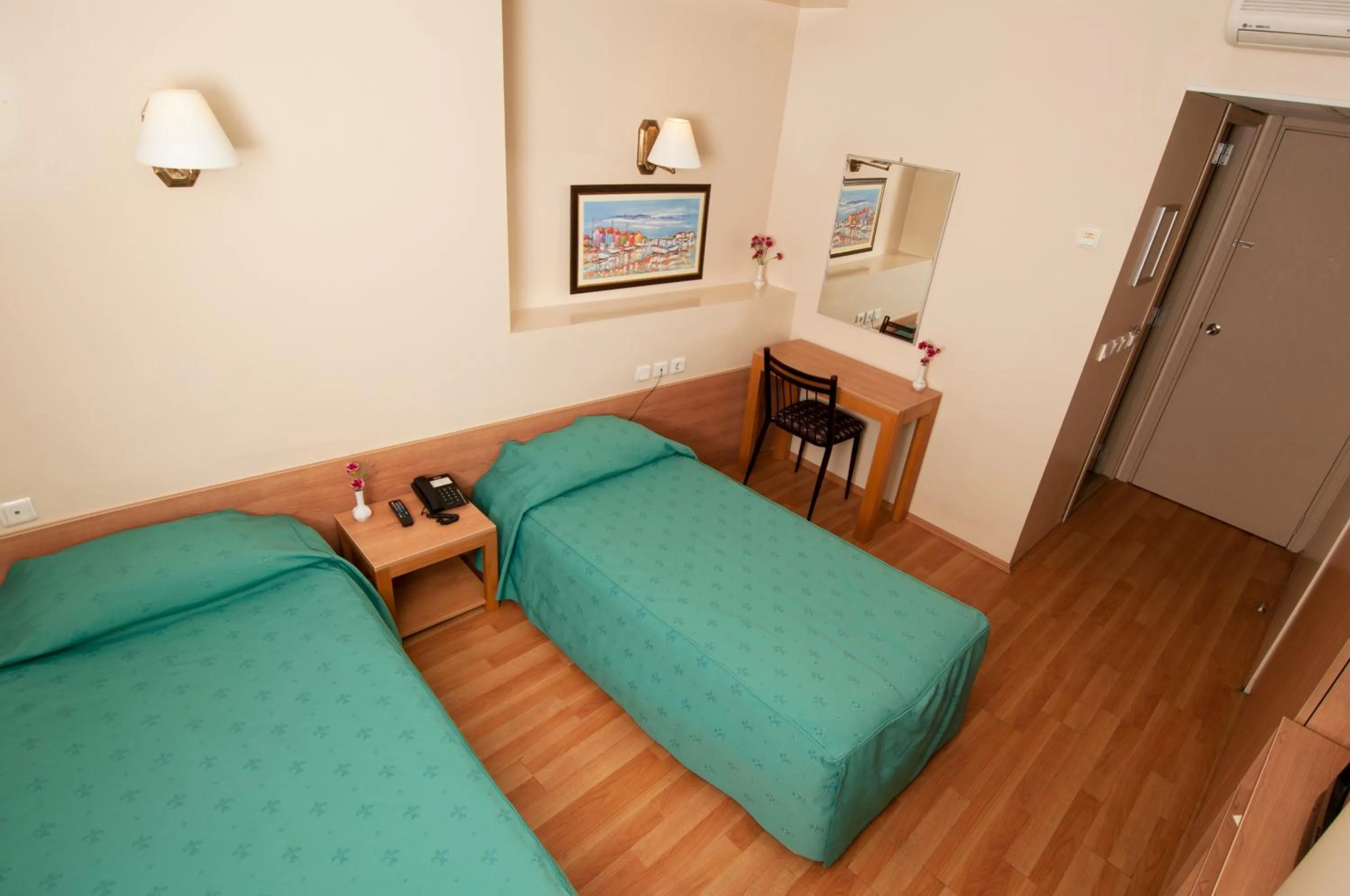 Photo of the whole room, Bed in Haydarpasa Hotel