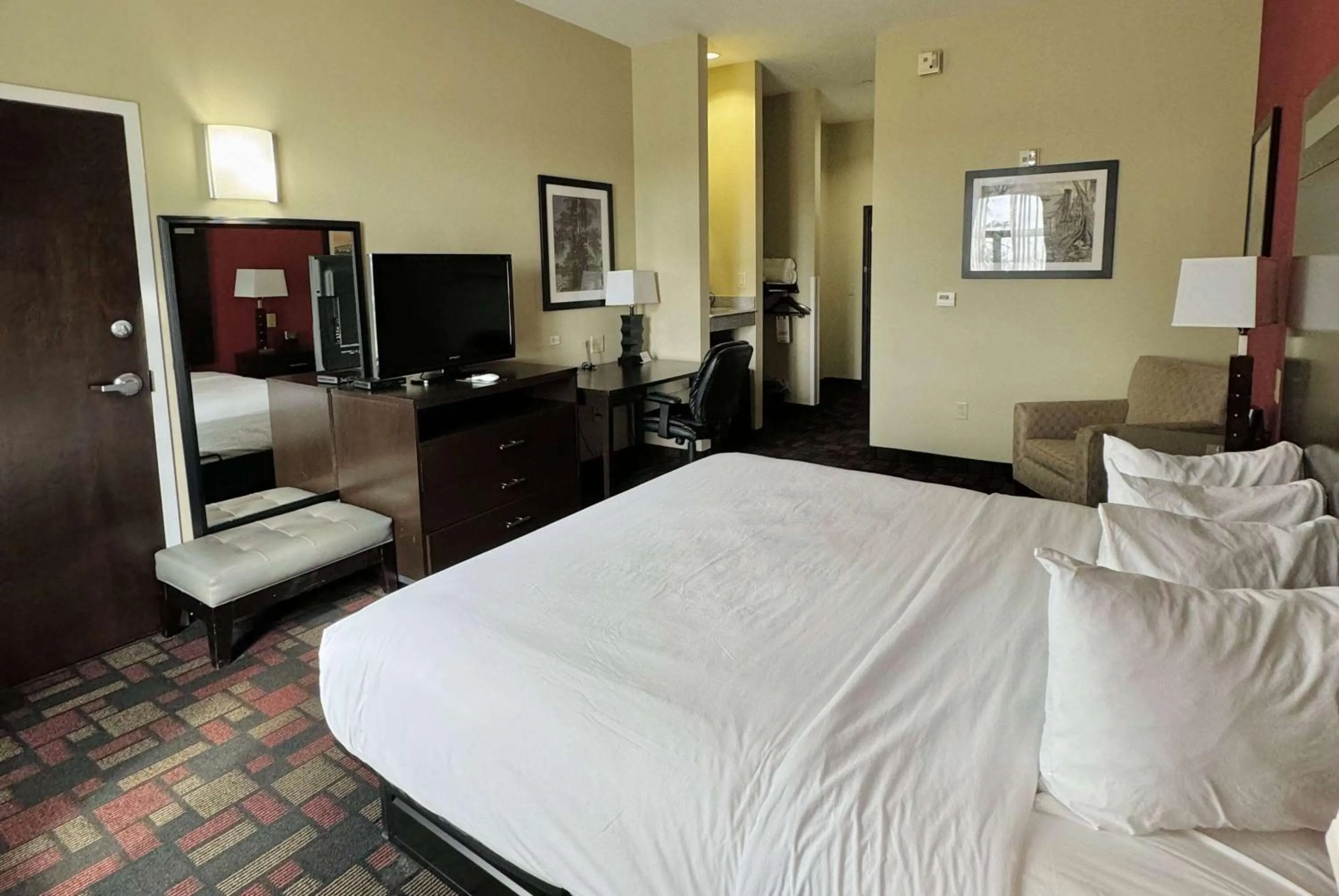 Photo of the whole room, Bed in Wingate by Wyndham Lake Charles Casino Area