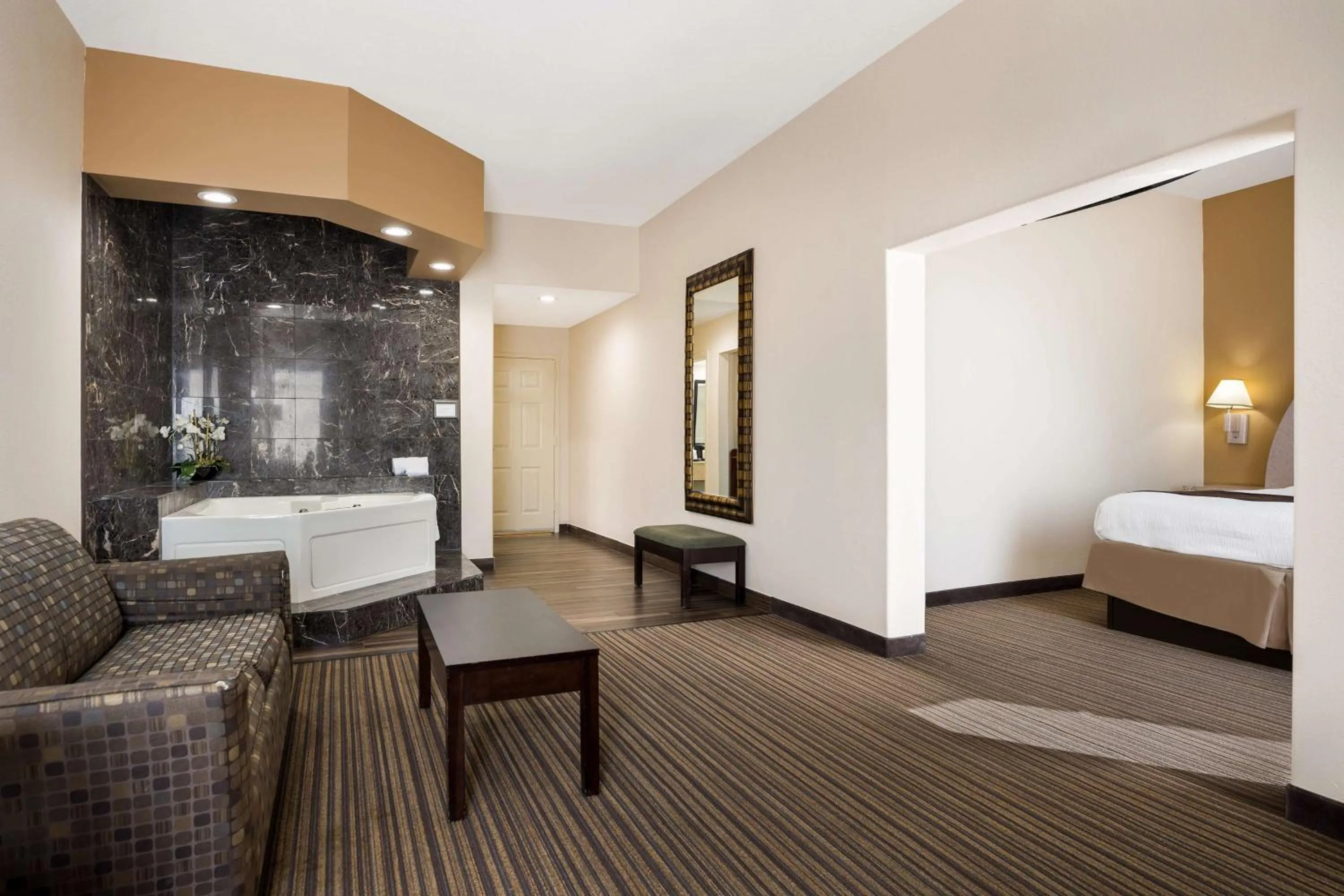 Bedroom, Bed in Best Western Houma Inn