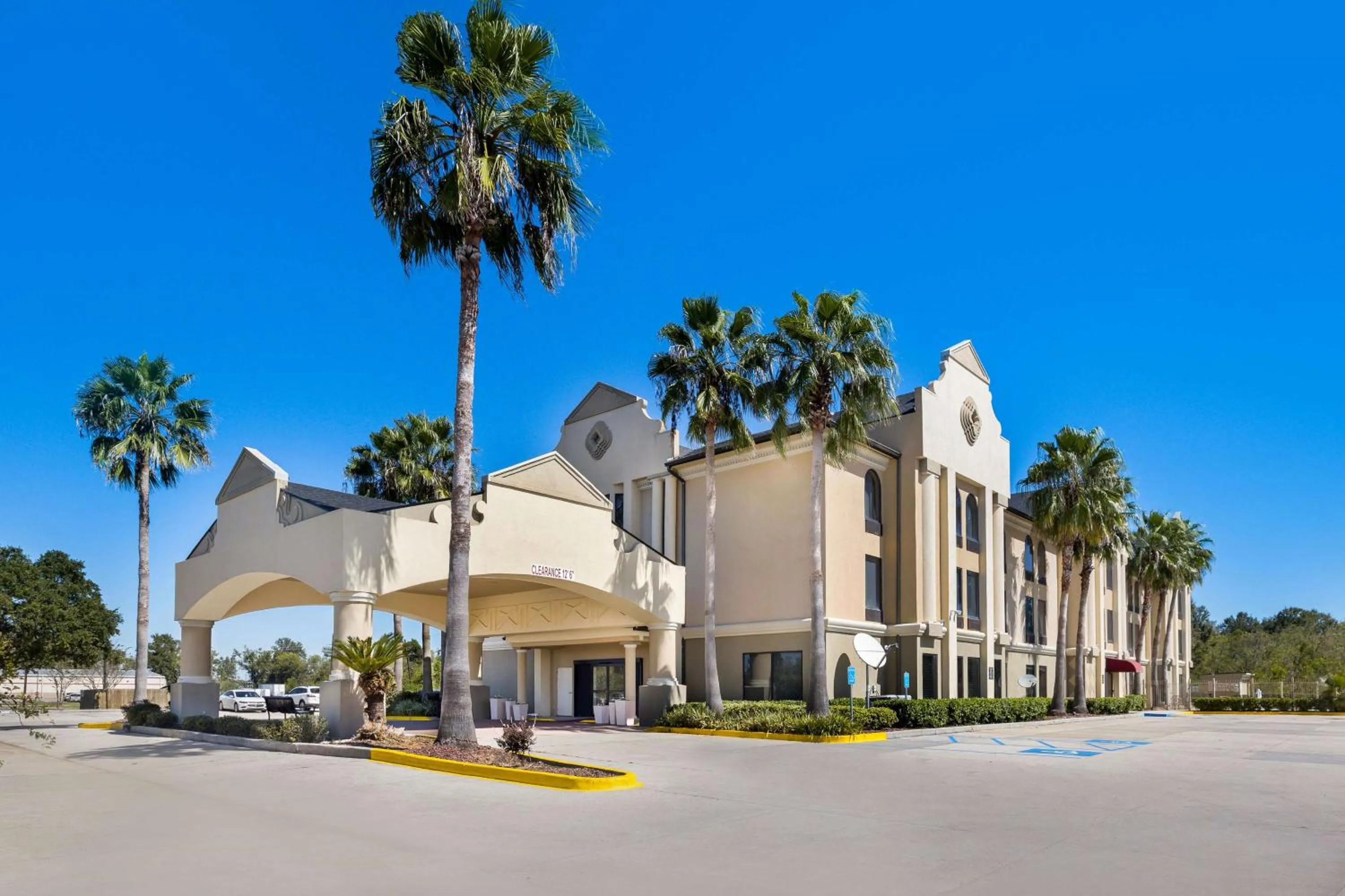 Property building in Best Western Houma Inn