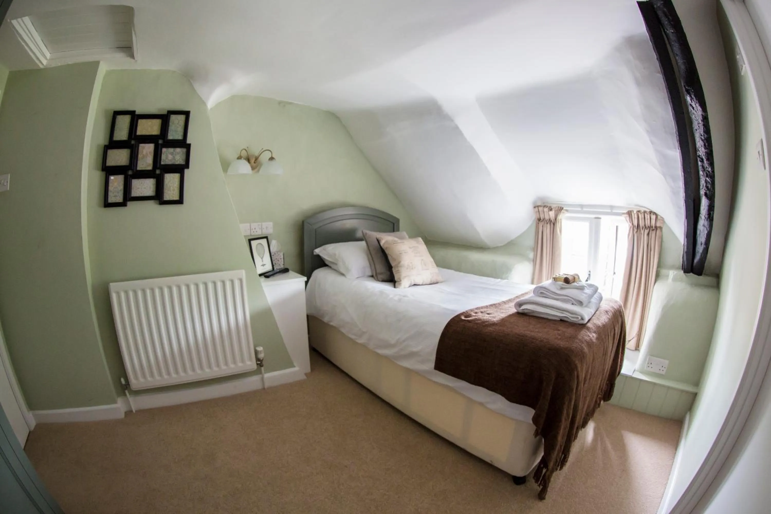 Day, Bed in The Anvil Inn