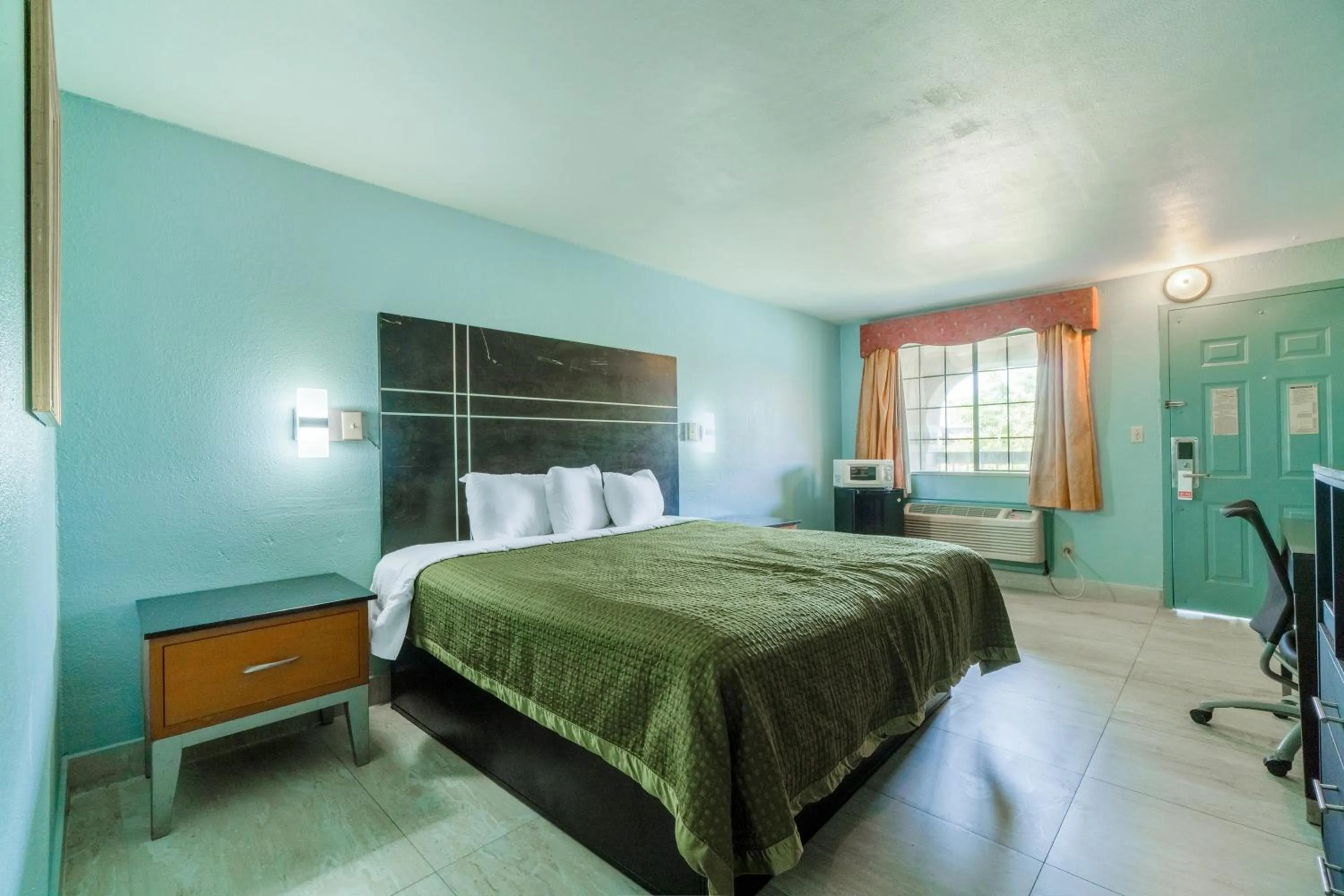 Bedroom, Bed in Lone Star Inn & Suites by OYO Harlingen TX