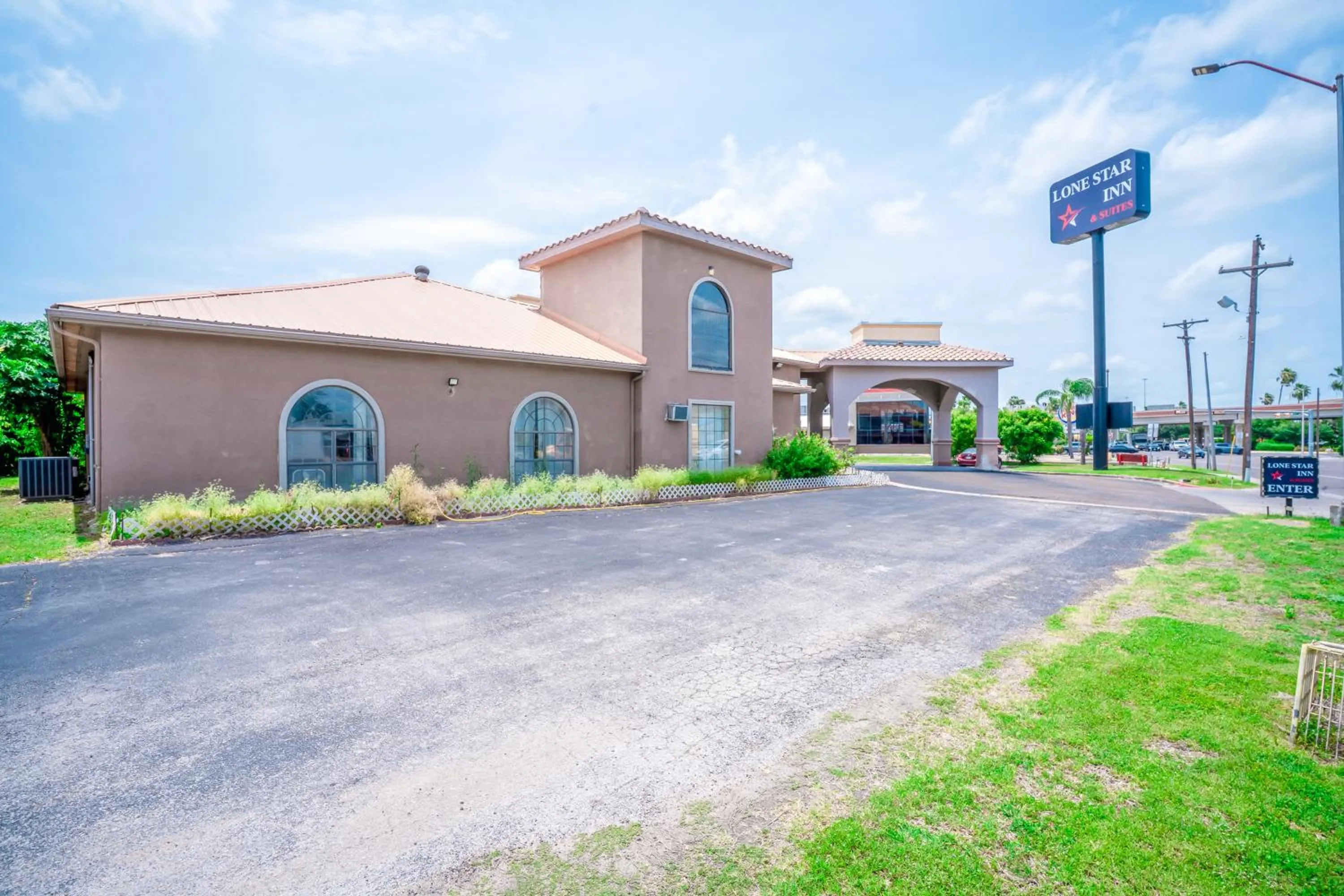Facade/entrance in Lone Star Inn & Suites by OYO Harlingen TX