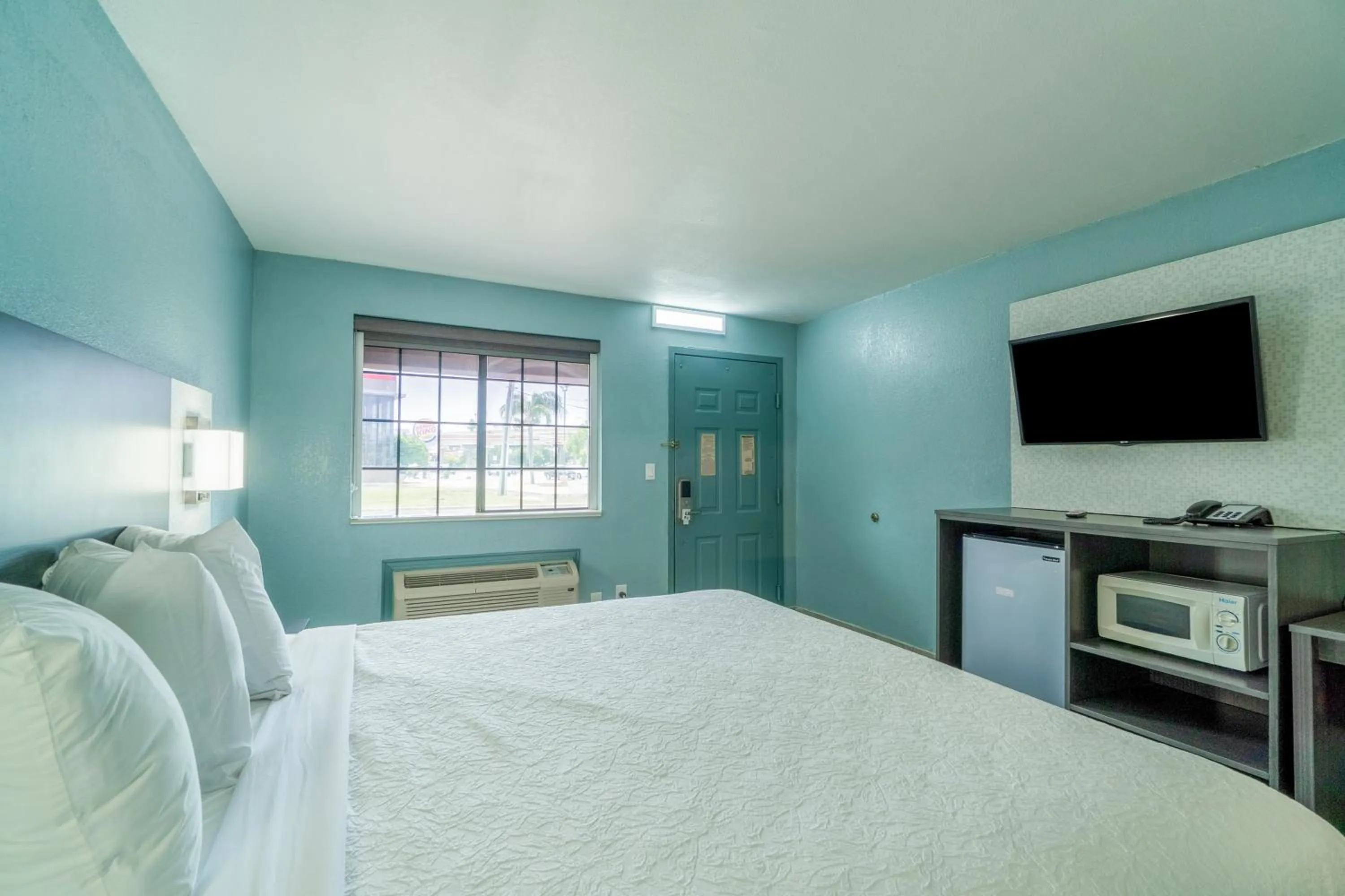 Bedroom, Bed in Lone Star Inn & Suites by OYO Harlingen TX