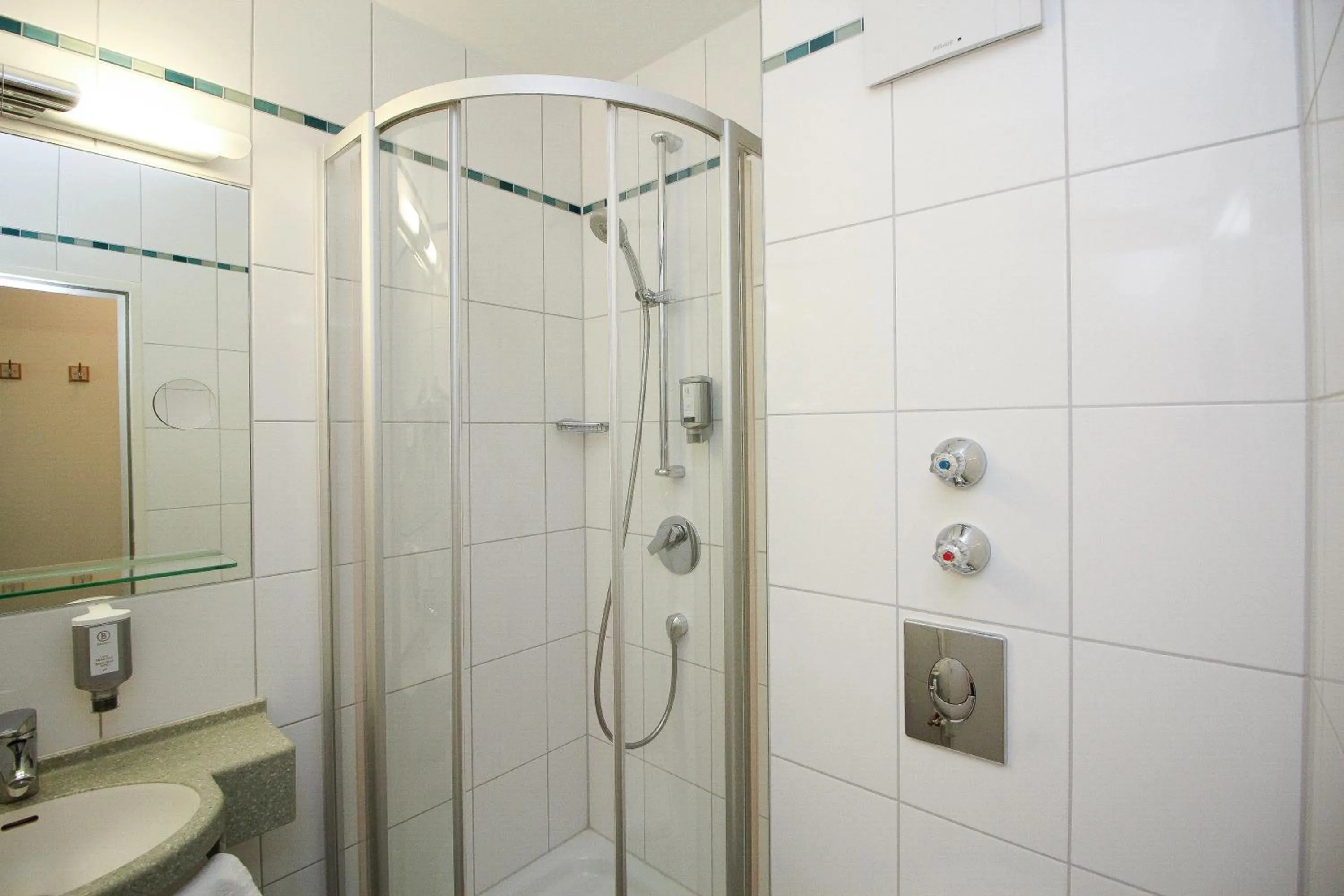 Shower in Hotel Leopold