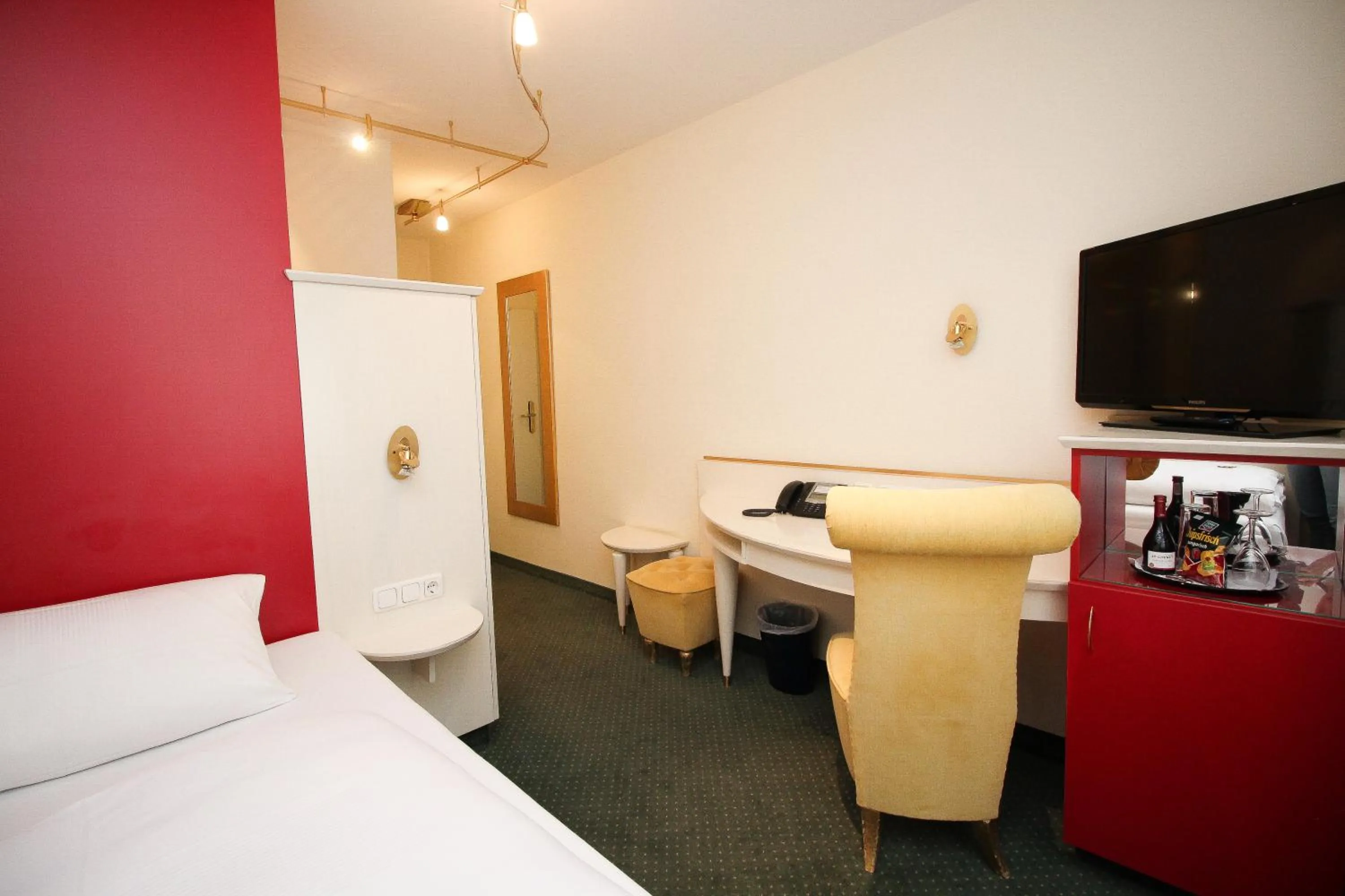 Bedroom, Bed in Hotel Leopold