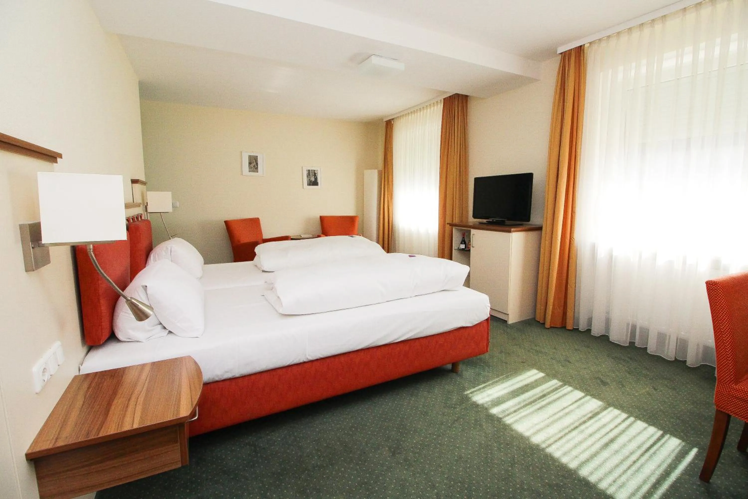 Bedroom, Bed in Hotel Leopold