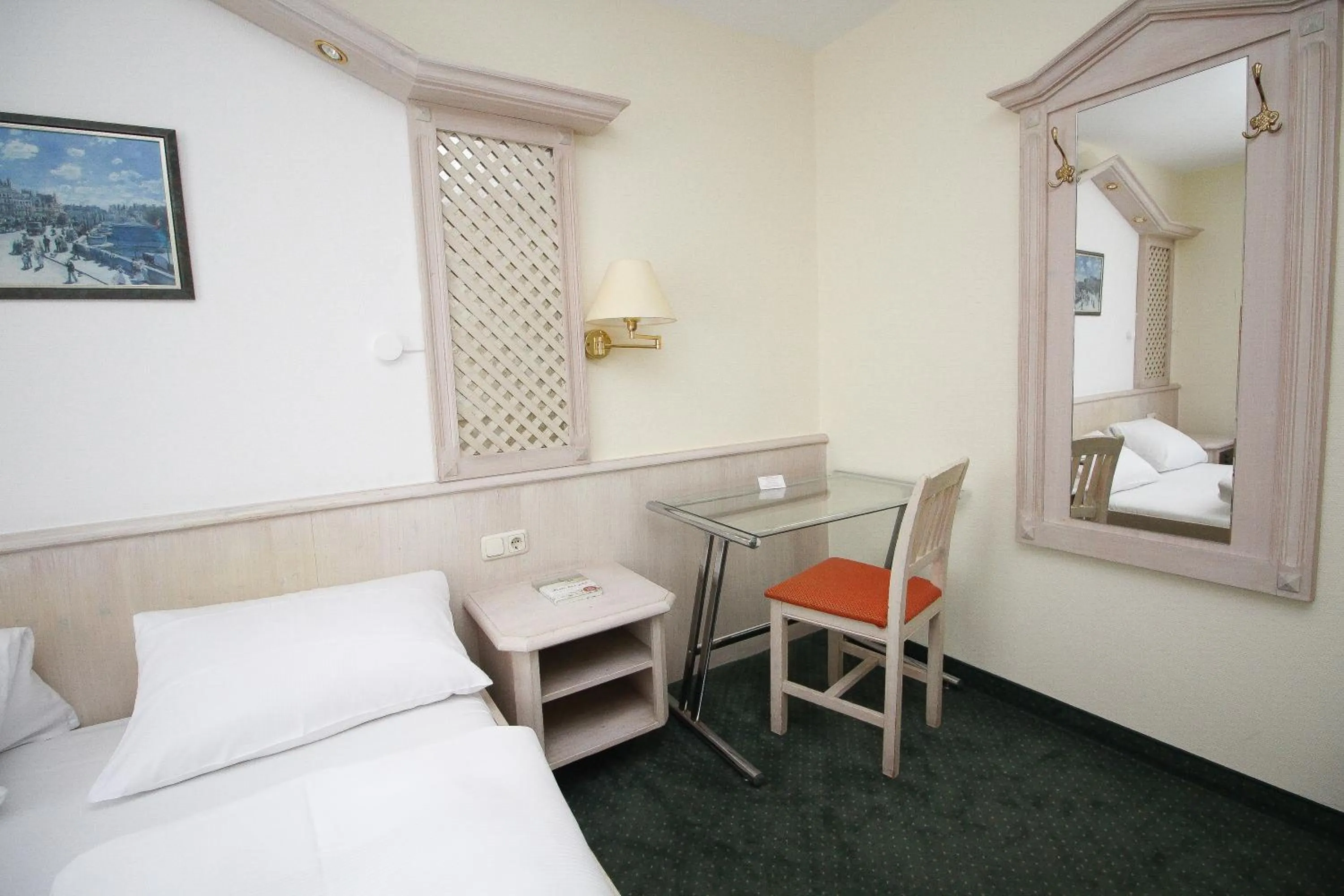 Bedroom, Bed in Hotel Leopold