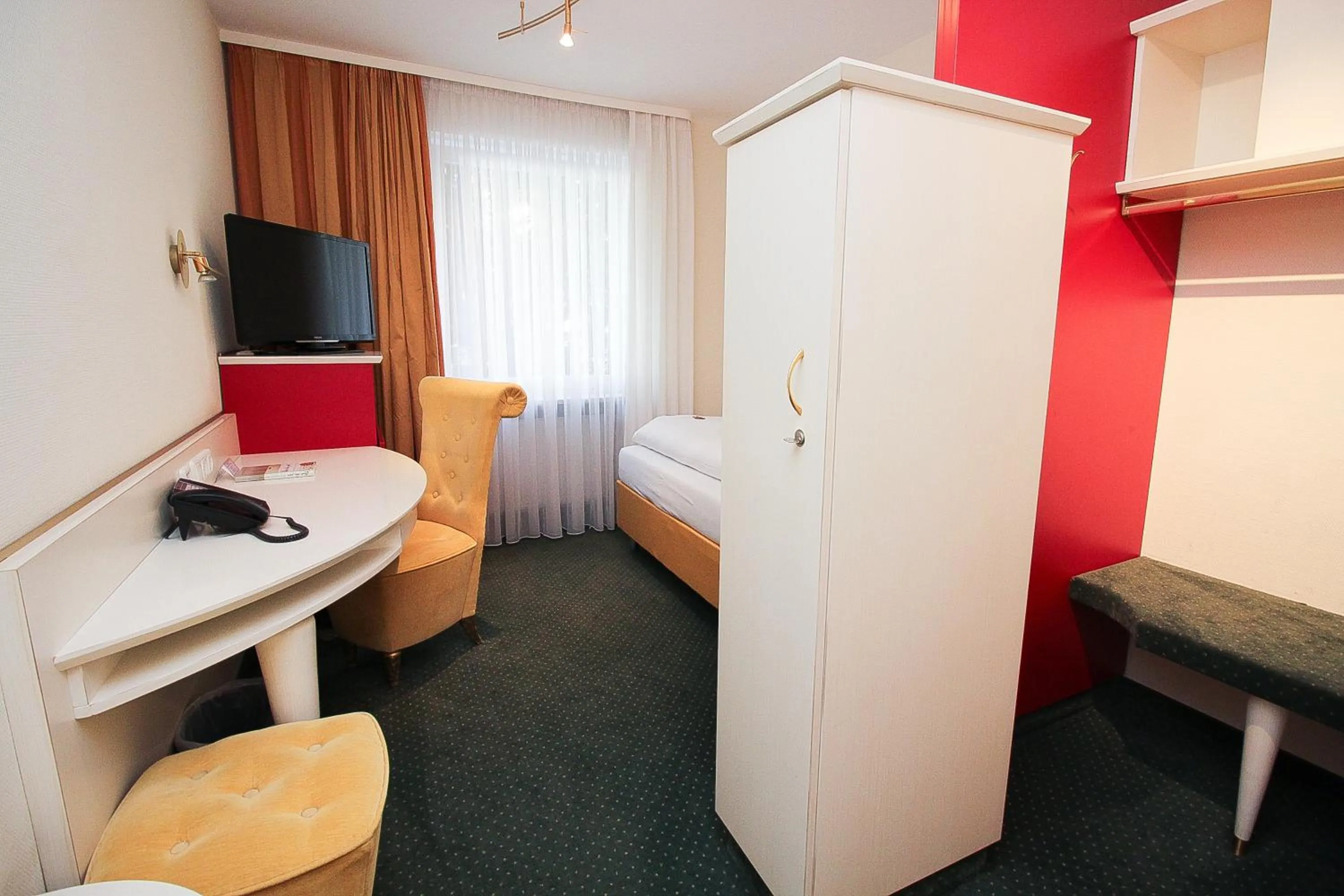 Bedroom, Bed in Hotel Leopold