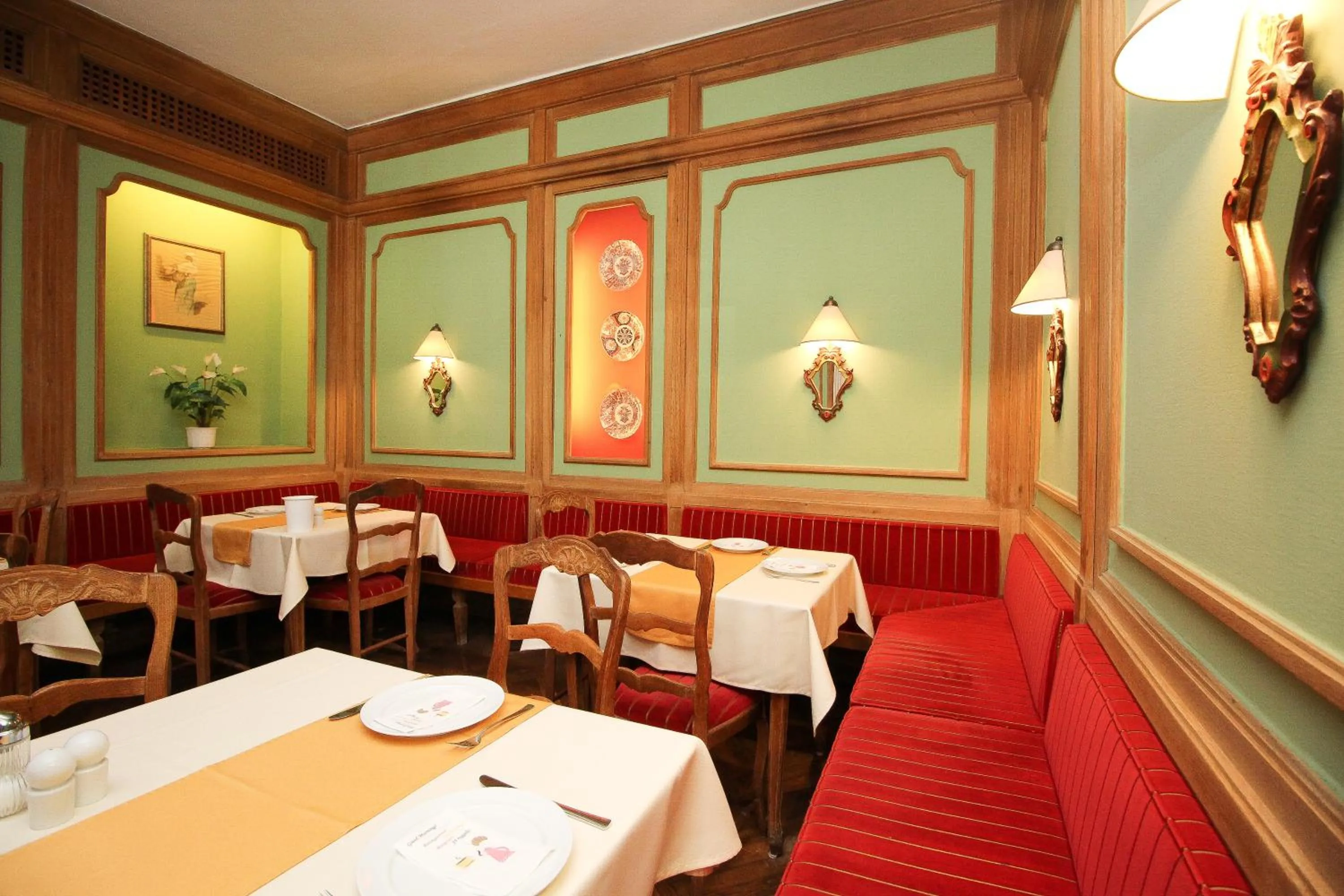Restaurant/places to eat in Hotel Leopold
