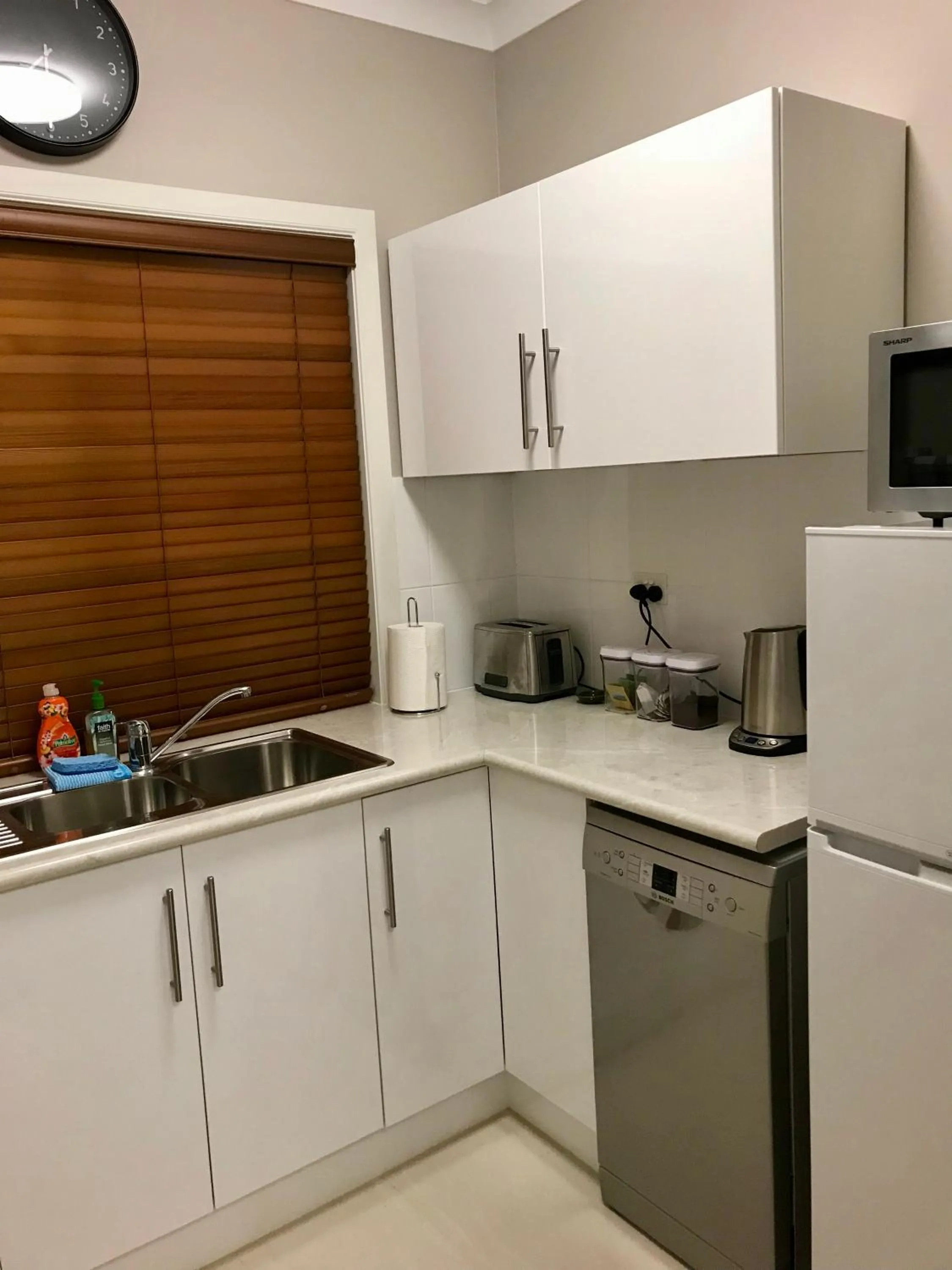 Kitchen or kitchenette in Rezare House Bed & Breakfast