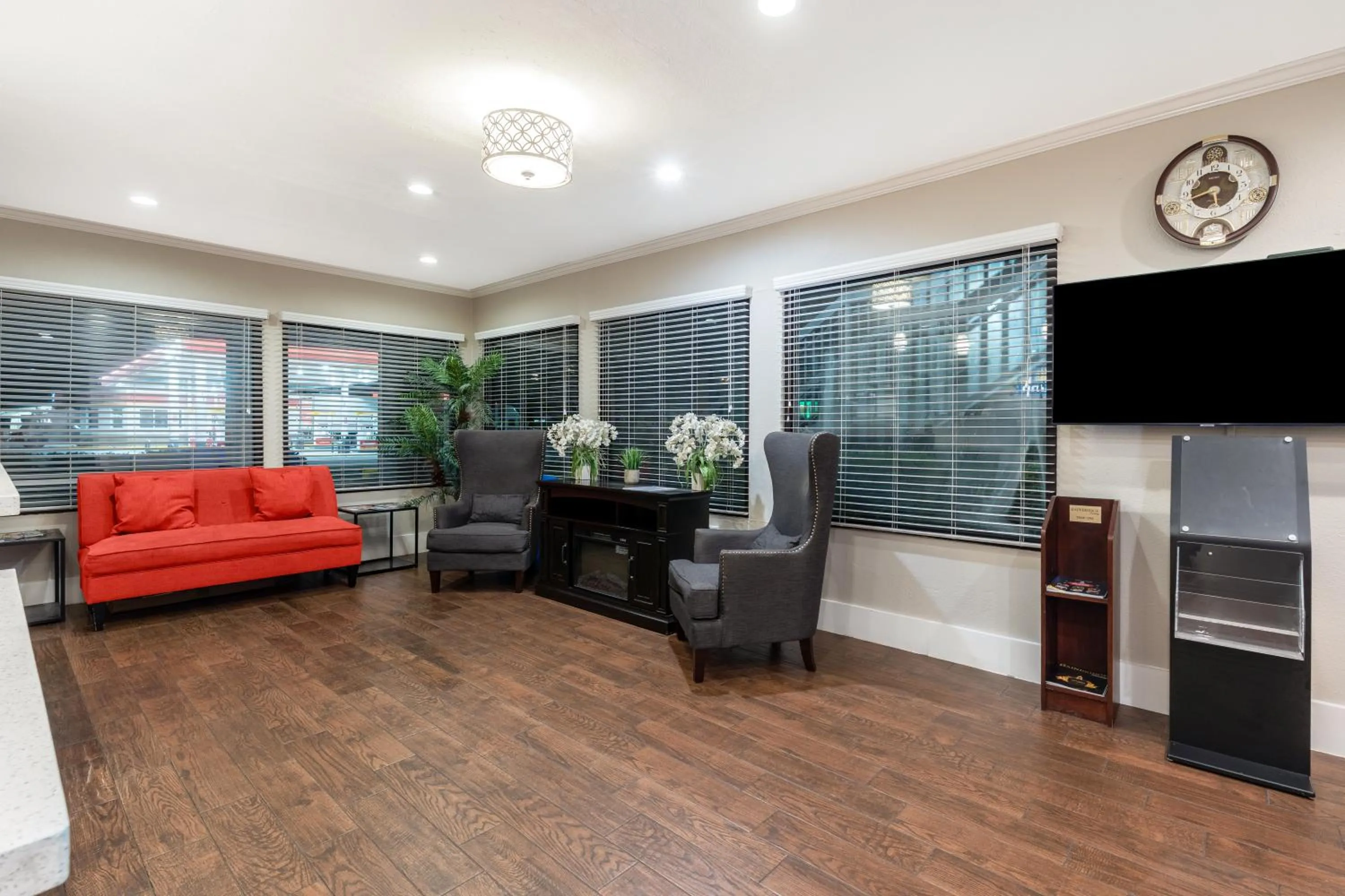 TV and multimedia in Days Inn by Wyndham Bainbridge