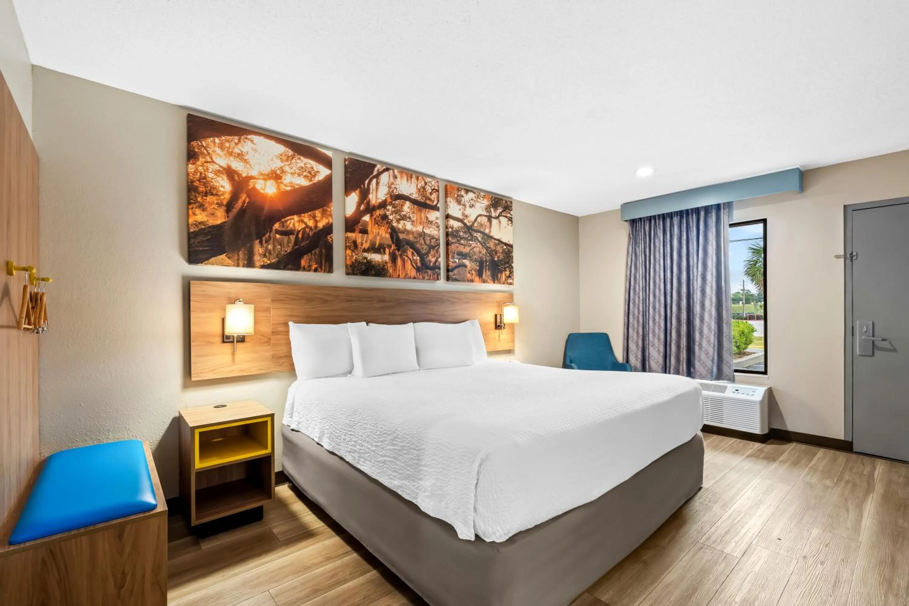 Bedroom, Bed in Days Inn by Wyndham Bainbridge