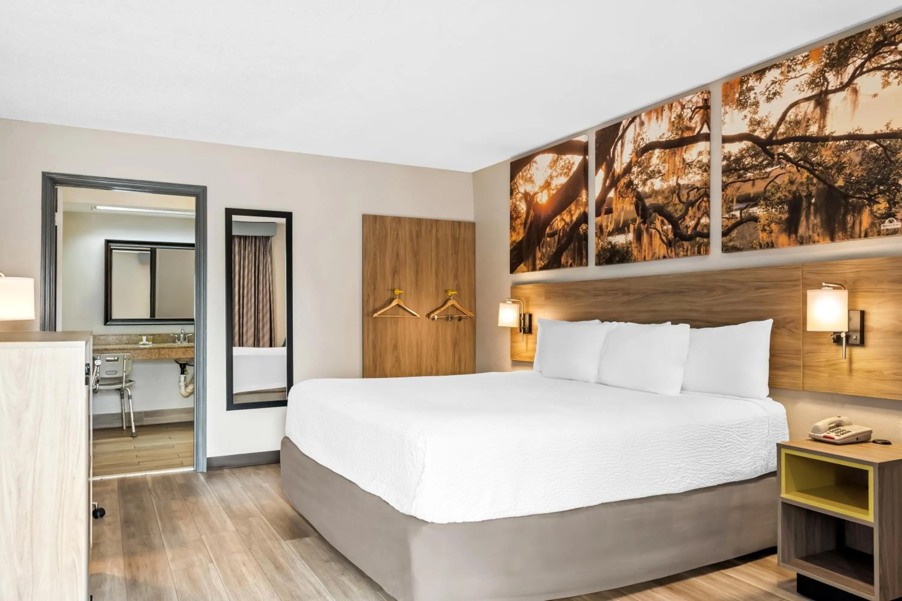 Bedroom, Bed in Days Inn by Wyndham Bainbridge