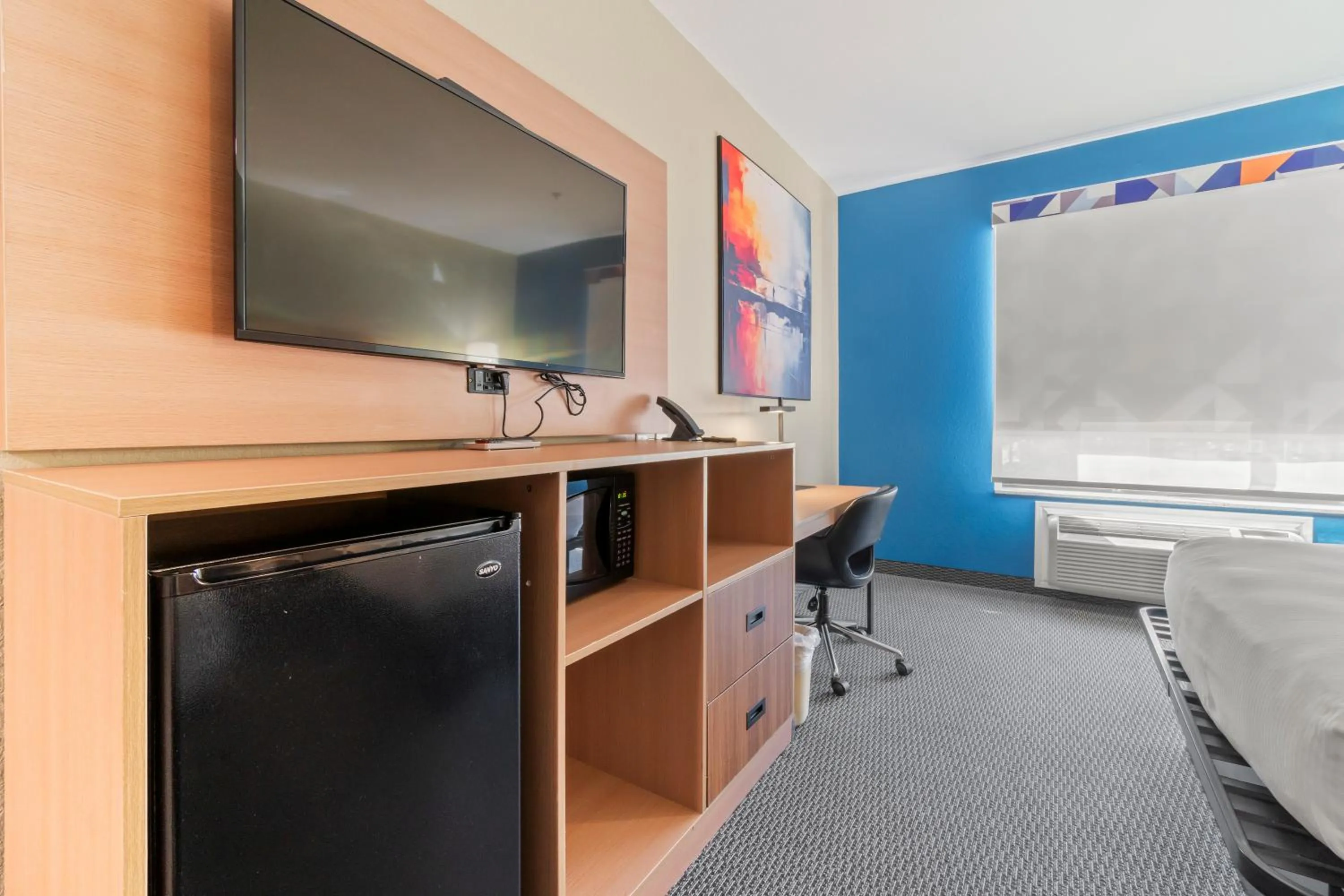 TV and multimedia in Americas Best Value Inn & Suites-Livingston