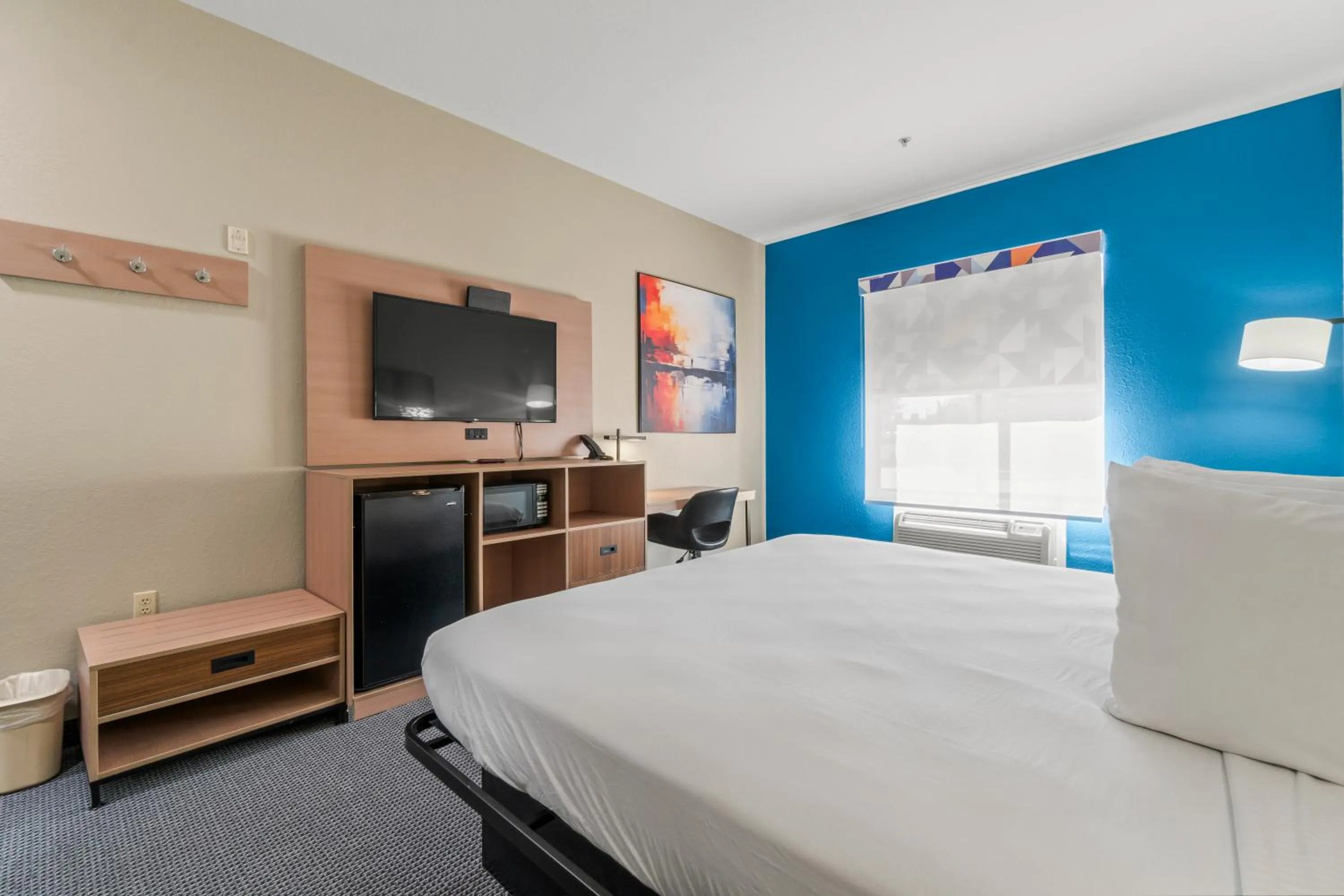 TV and multimedia in Americas Best Value Inn & Suites-Livingston