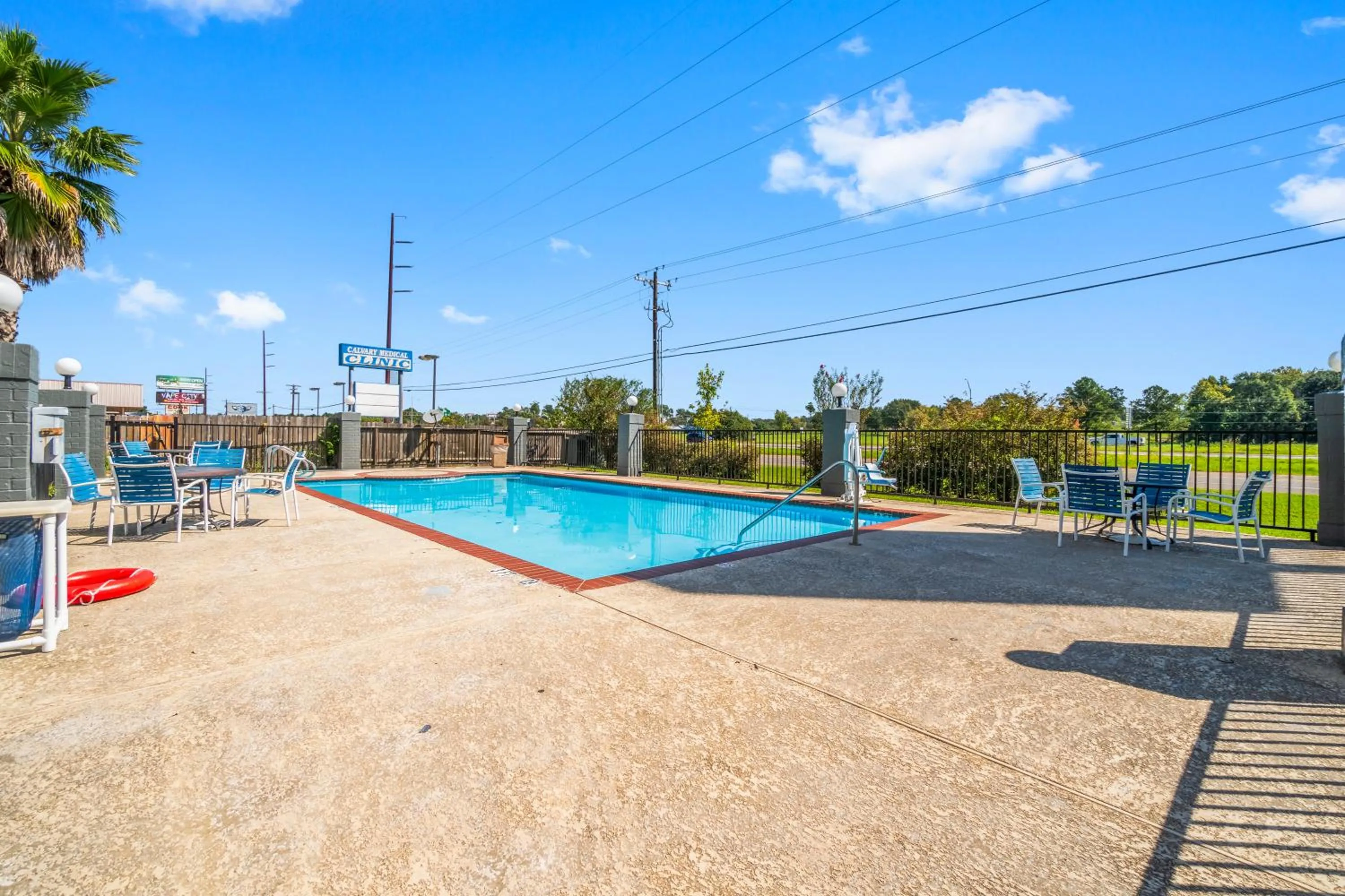 Swimming pool in Americas Best Value Inn & Suites-Livingston