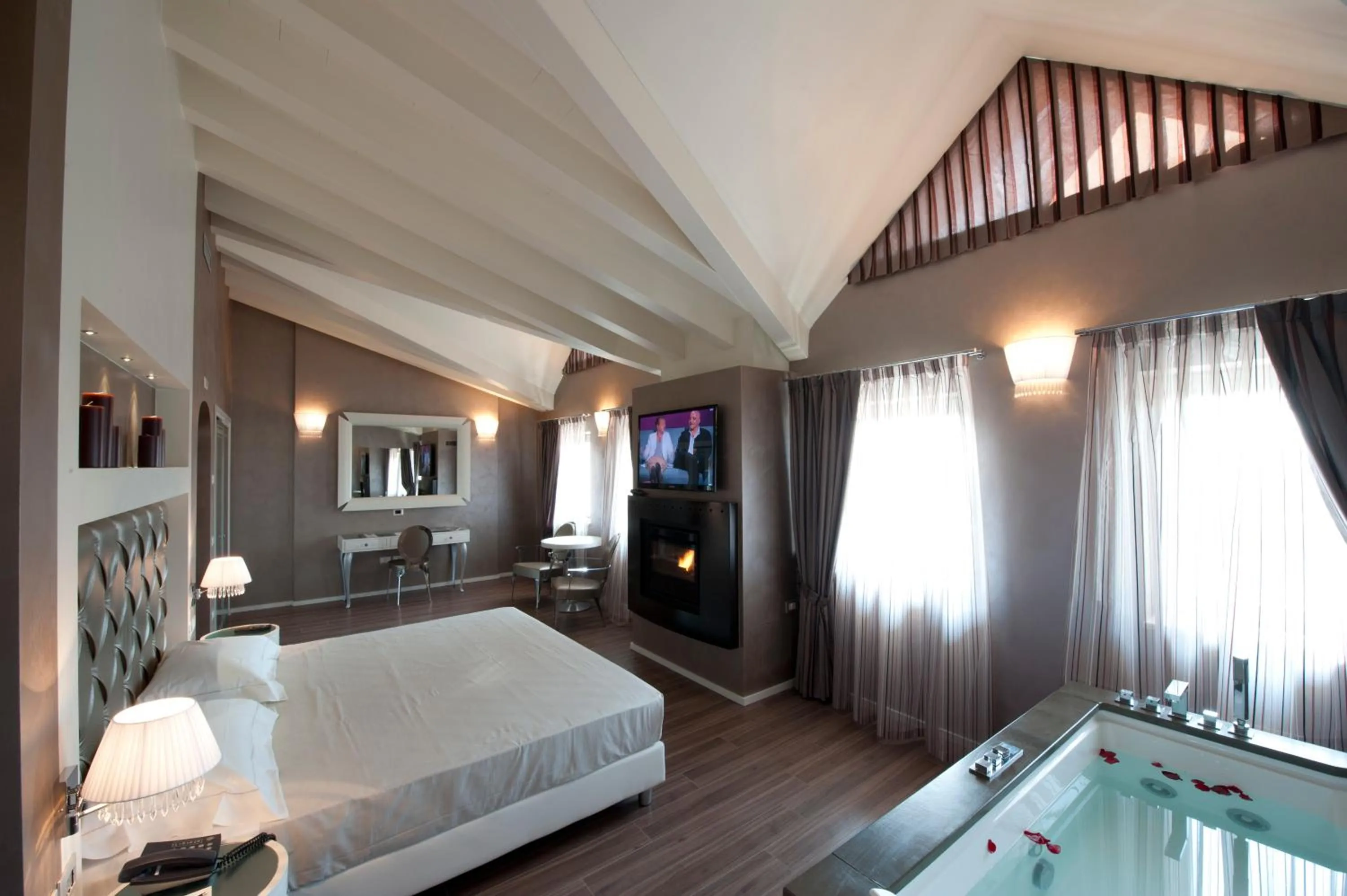 Day, Bed in Hotel Morgana