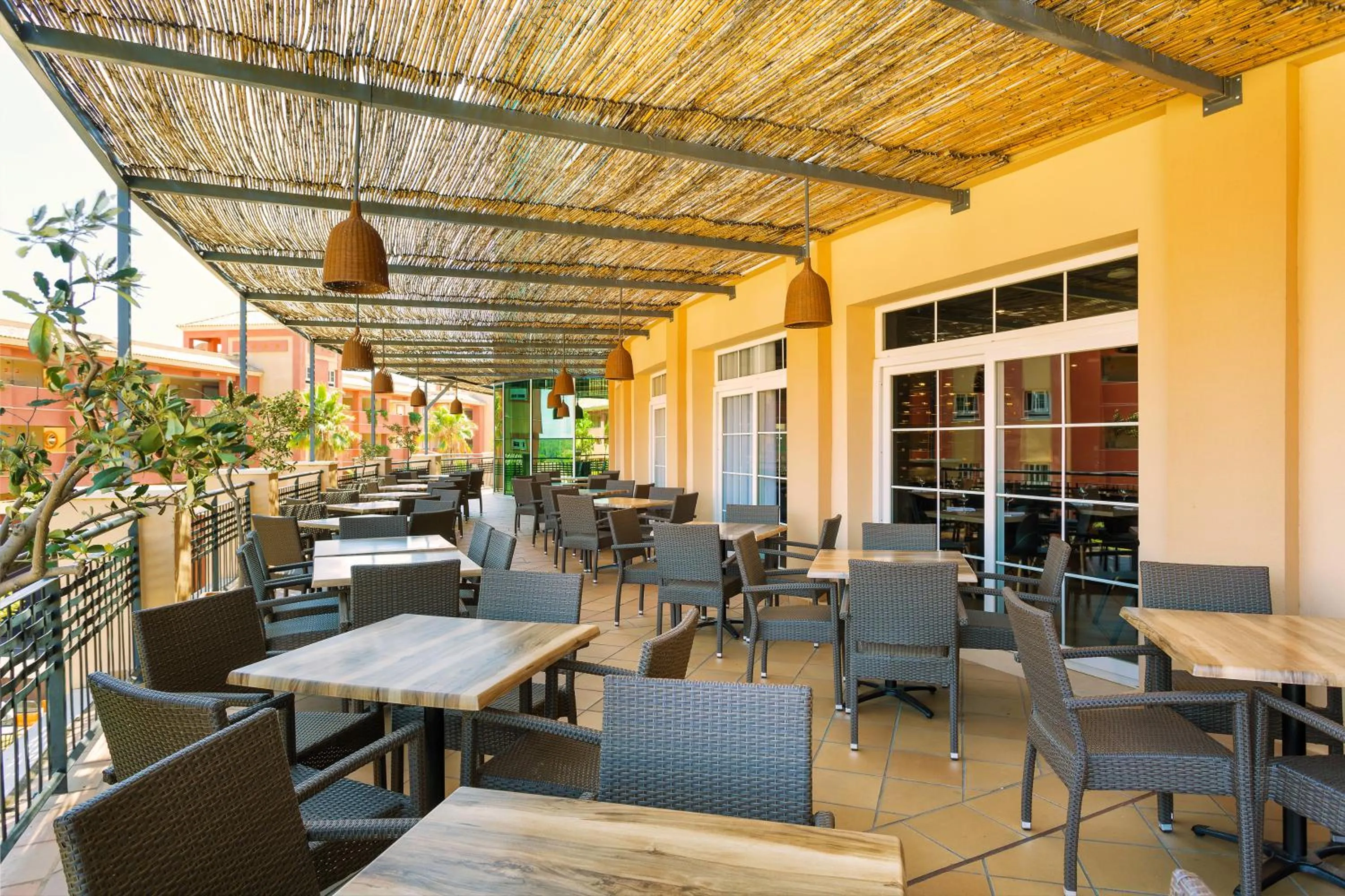 Restaurant/places to eat in Ama Islantilla Resort