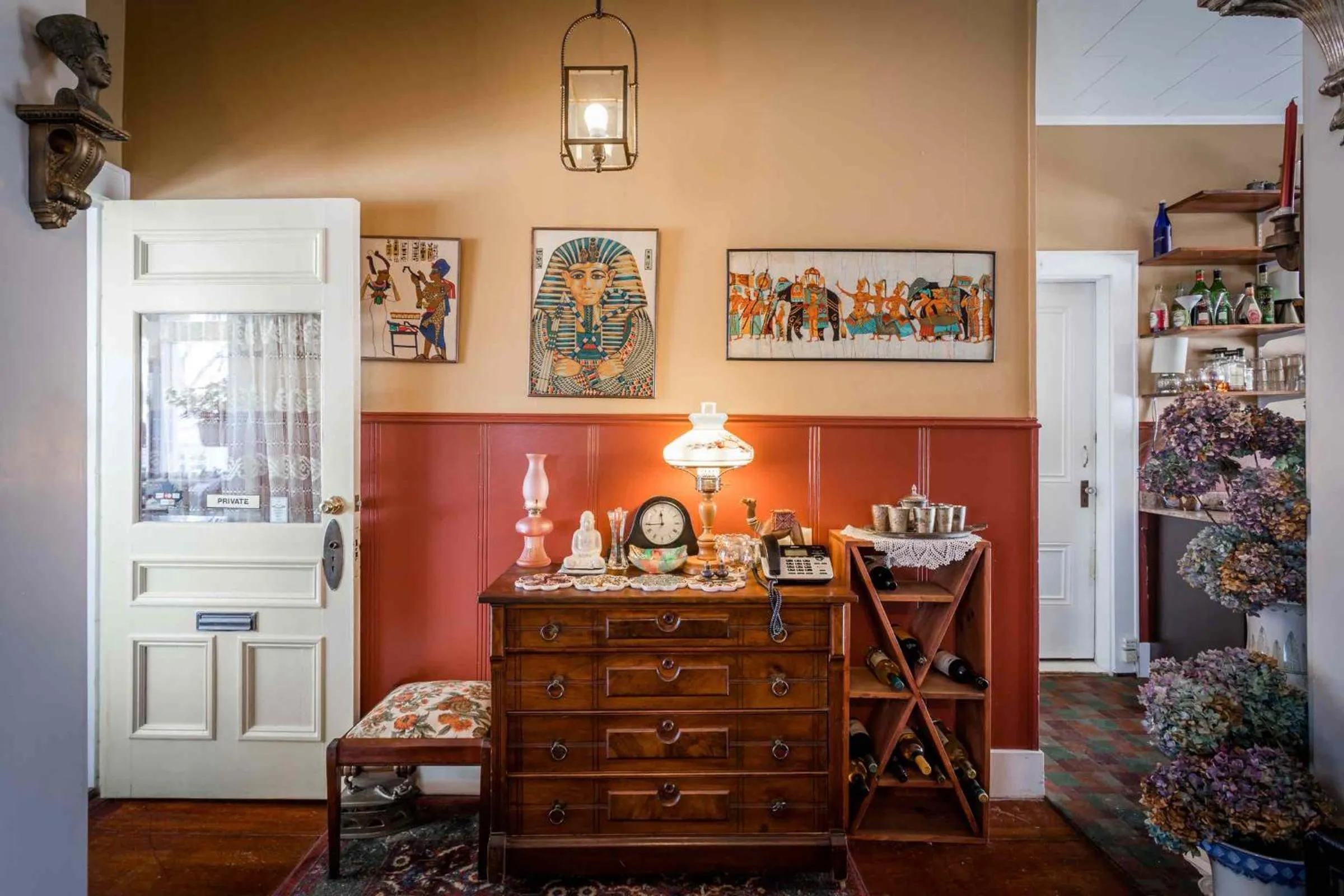 Lounge or bar in Lakelawn B&B and Motel