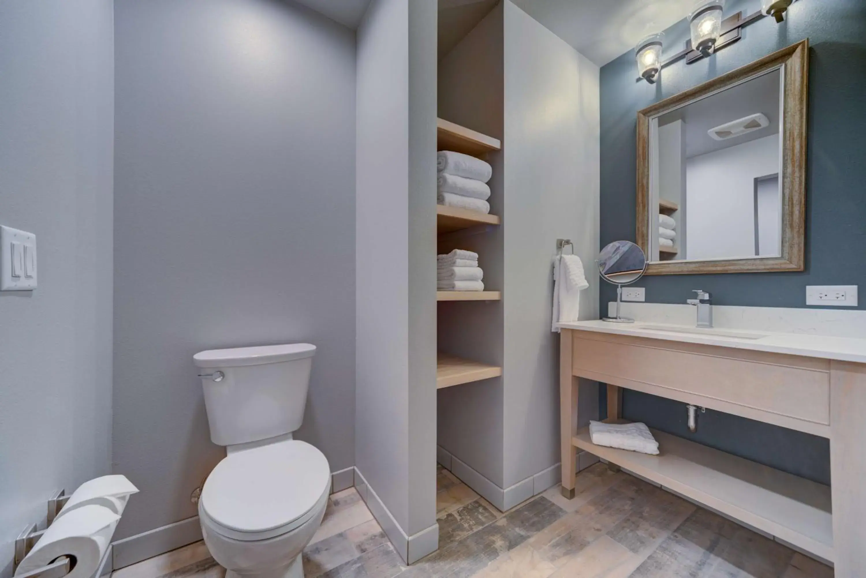 King Room with Sofabed - Non-Smoking in Hotel Peppertree Bend, BW Premier Collection King Room with Sofabed - Non-Smoking in Hotel Peppertree Bend, BW Premier Collection