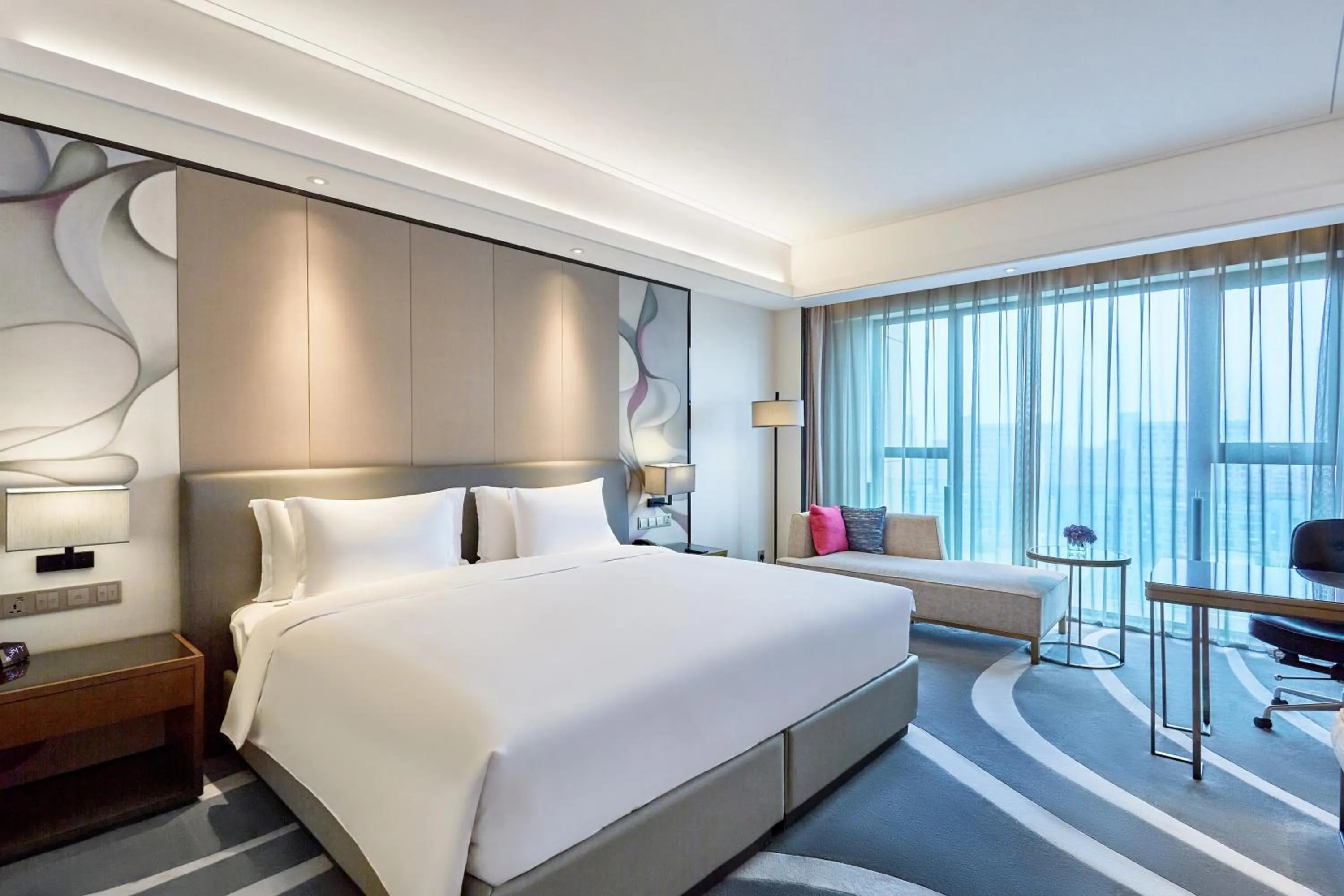 Photo of the whole room, Bed in Crowne Plaza Hangzhou Qiantang