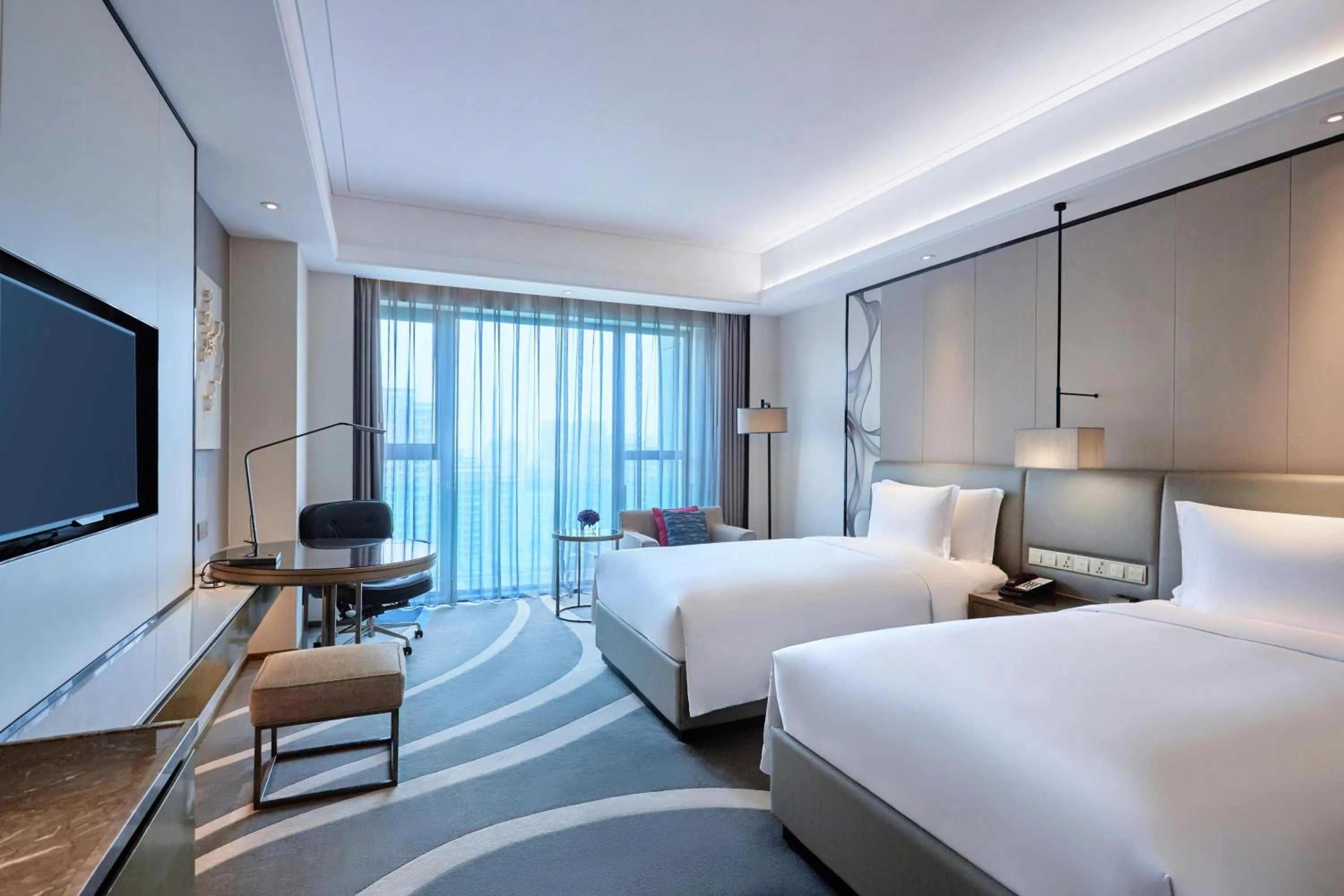 Photo of the whole room, Bed in Crowne Plaza Hangzhou Qiantang