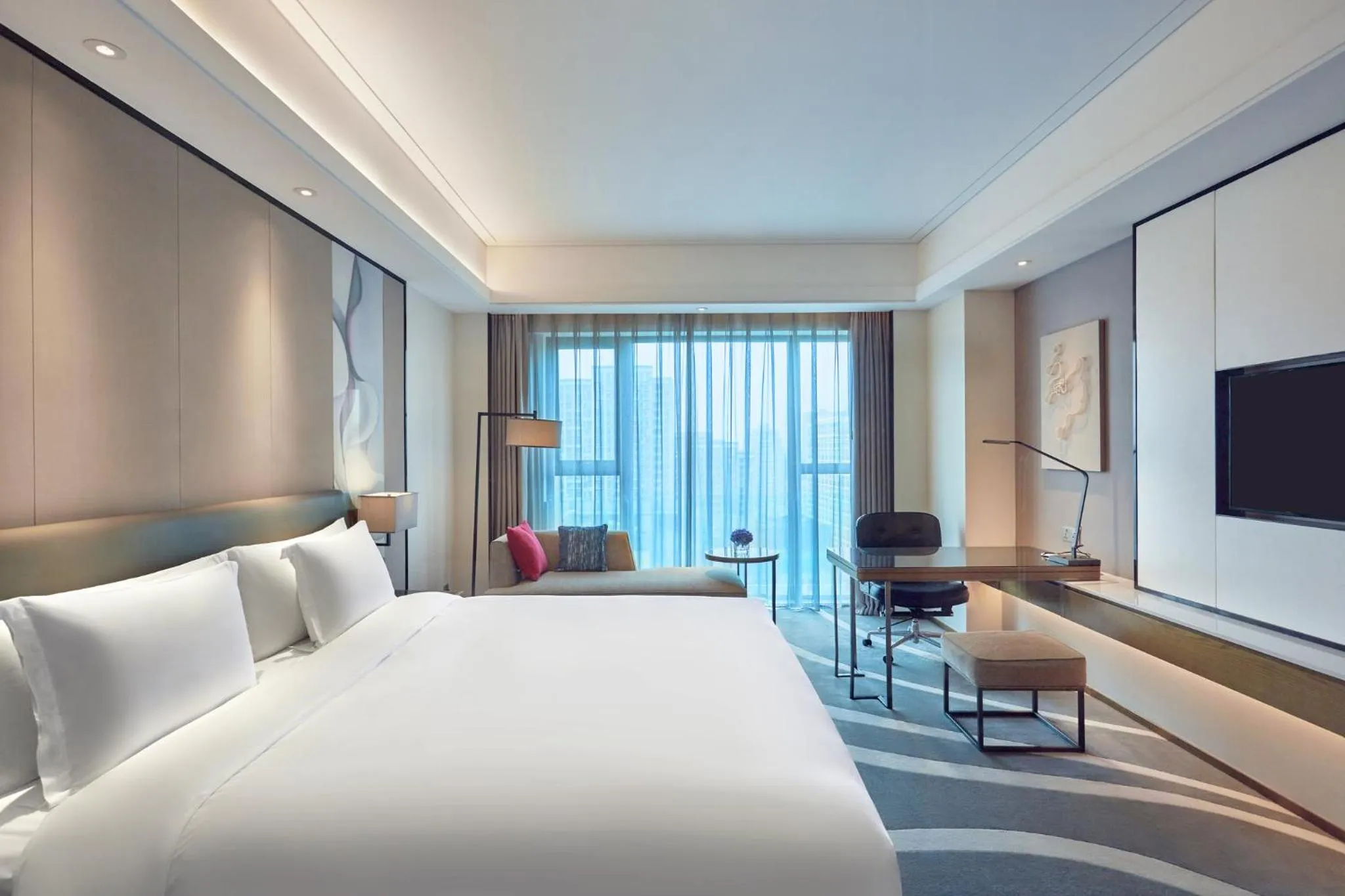 Photo of the whole room, Bed in Crowne Plaza Hangzhou Qiantang