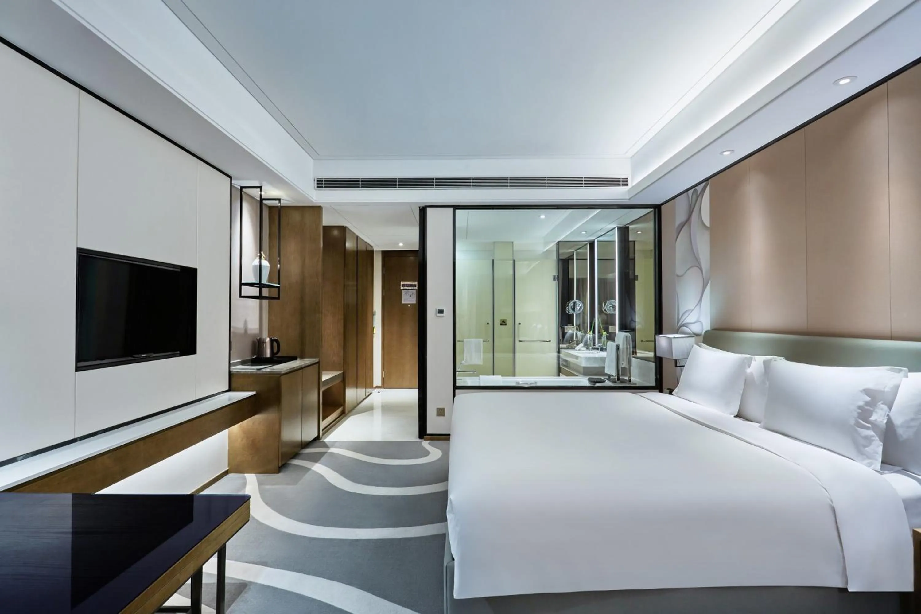 Photo of the whole room, Bed in Crowne Plaza Hangzhou Qiantang