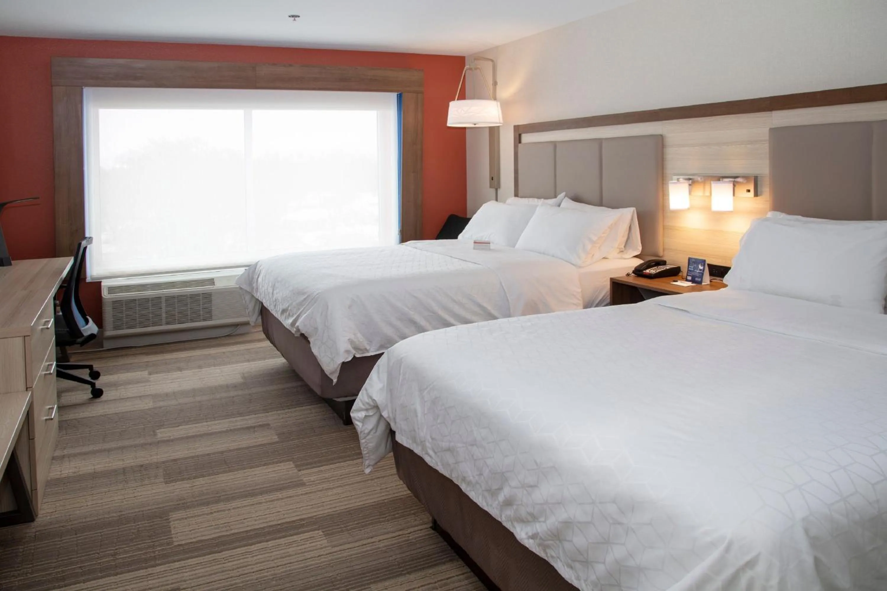 Photo of the whole room, Bed in Holiday Inn Express & Suites - Marion by IHG
