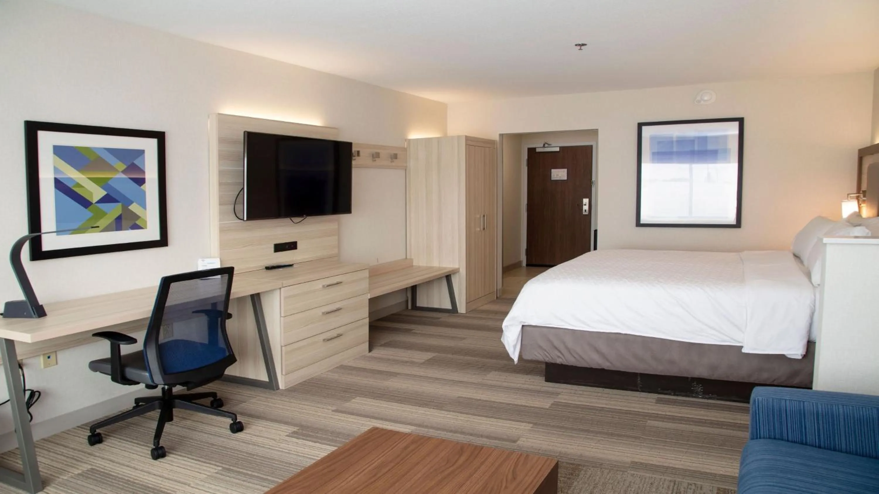 Photo of the whole room, Bed in Holiday Inn Express & Suites - Marion by IHG