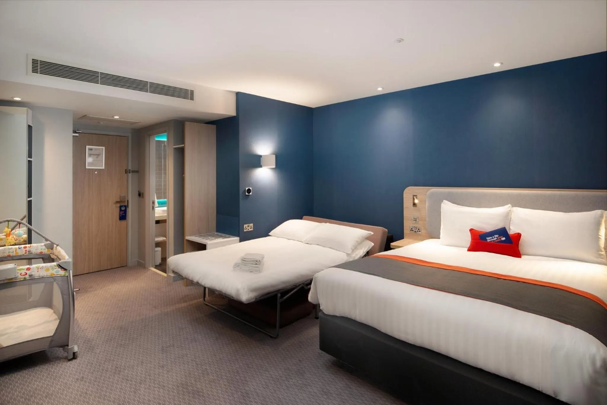 Photo of the whole room, Bed in Holiday Inn Express - London Heathrow T4 by IHG