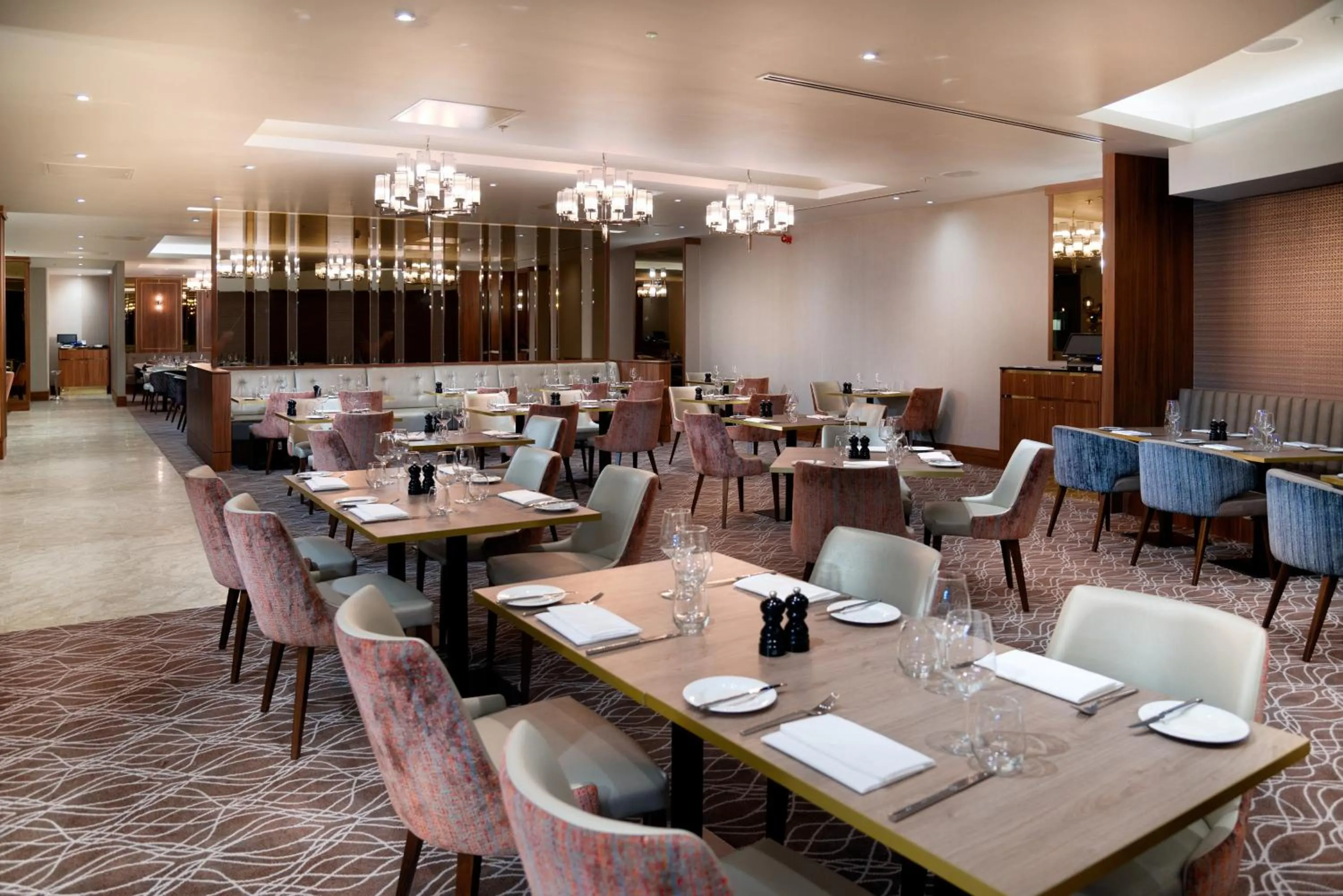 Restaurant/places to eat in Holiday Inn Express - London Heathrow T4 by IHG