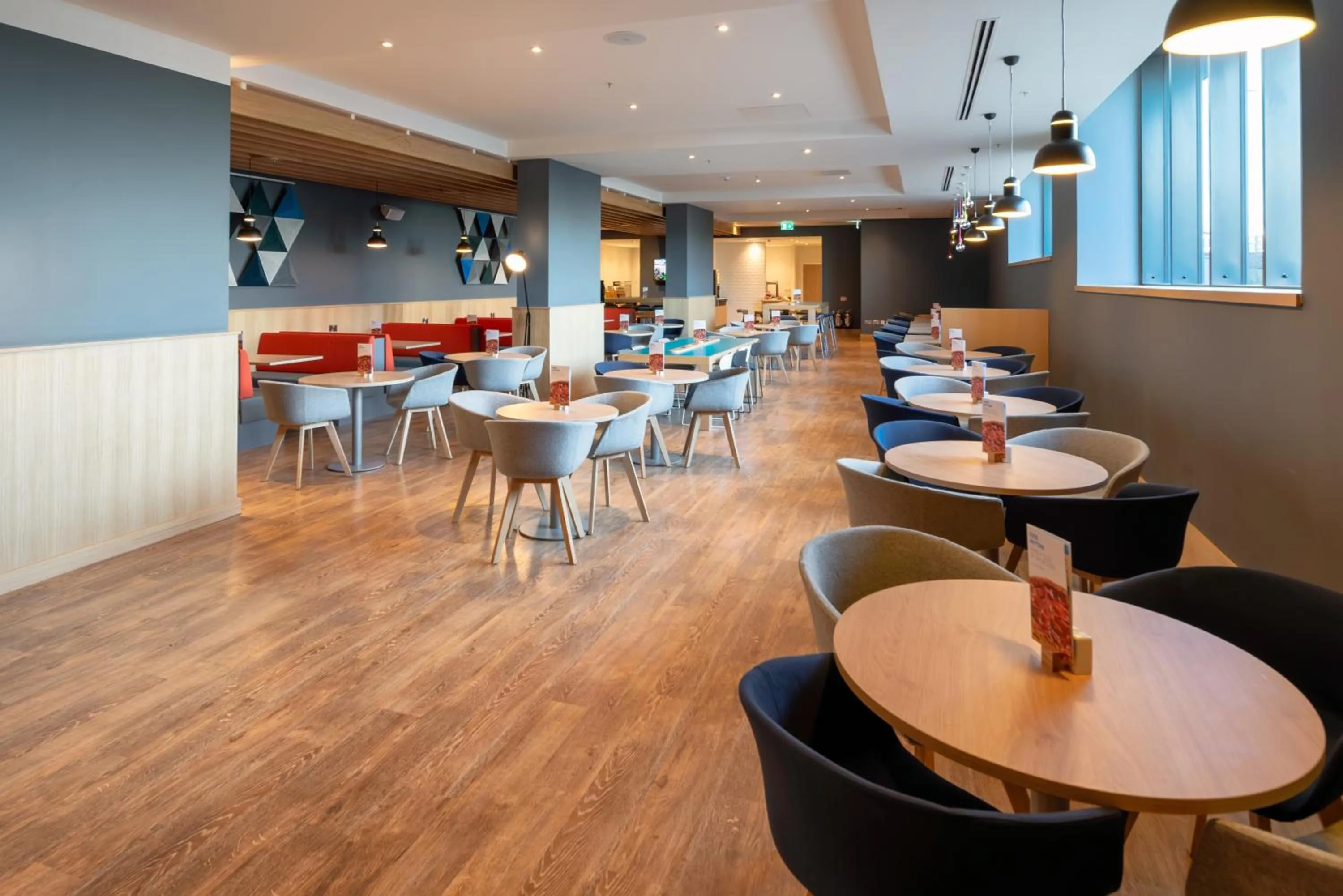 Restaurant/places to eat in Holiday Inn Express - London Heathrow T4 by IHG