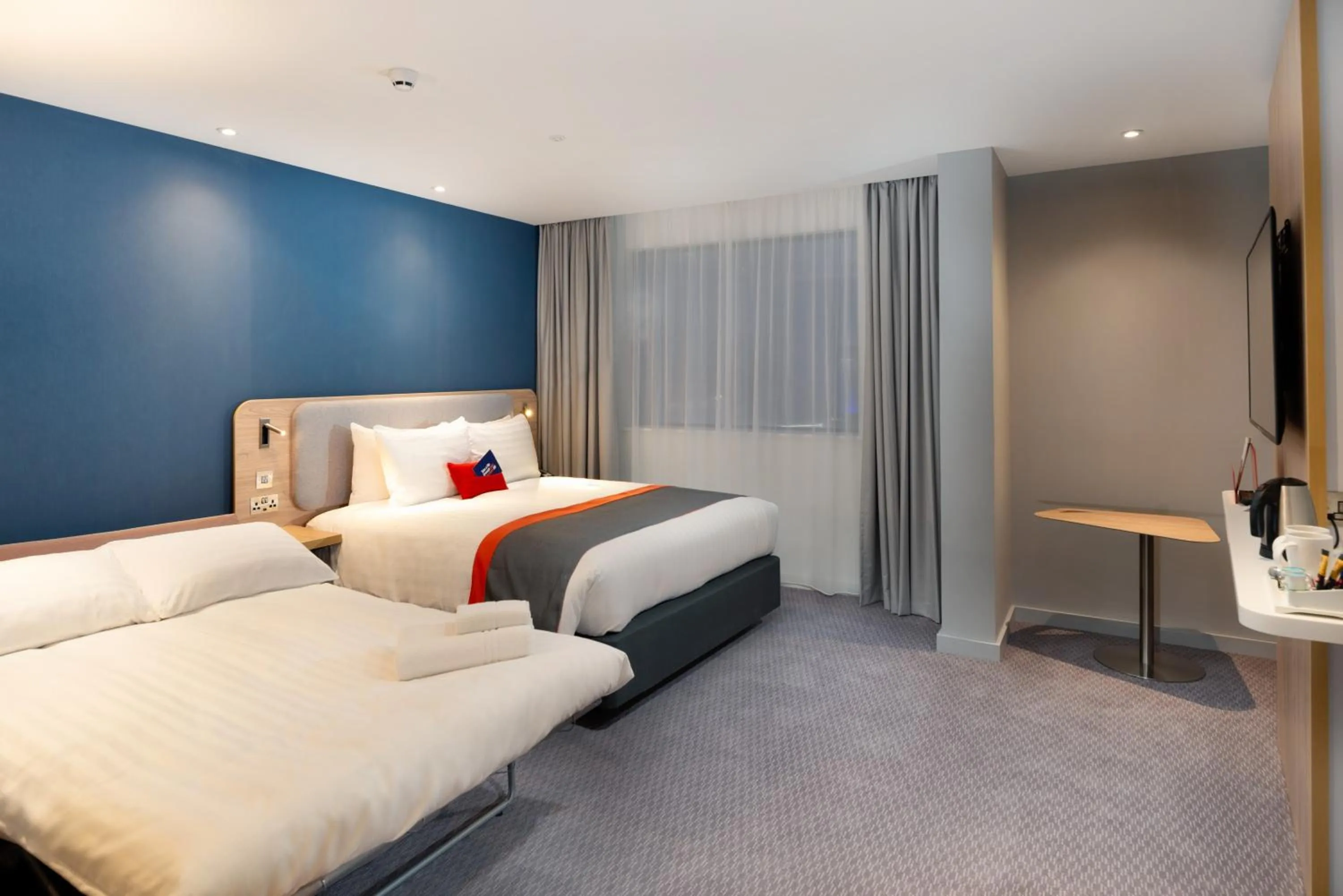 Photo of the whole room, Bed in Holiday Inn Express - London Heathrow T4 by IHG