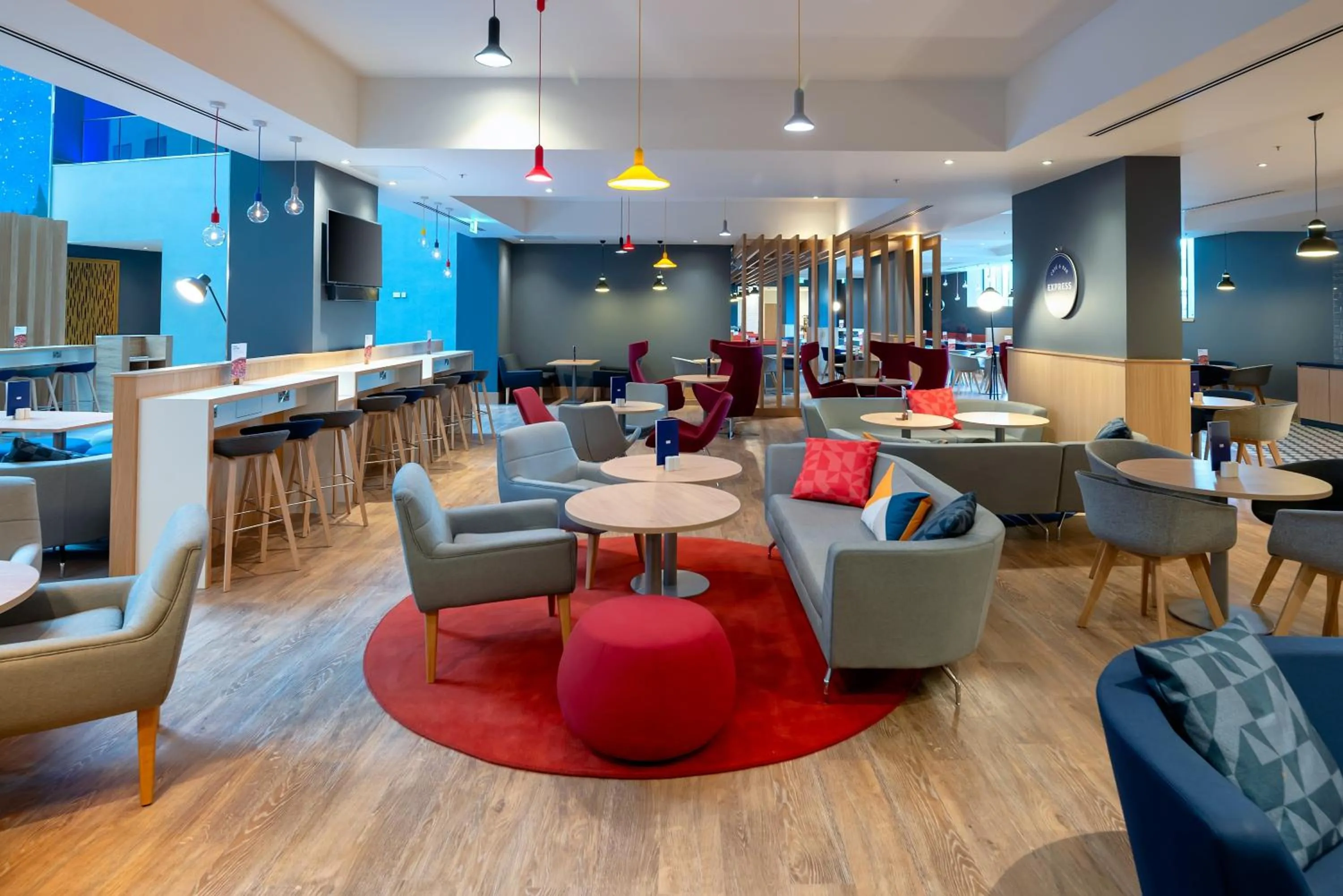 Restaurant/places to eat in Holiday Inn Express - London Heathrow T4 by IHG