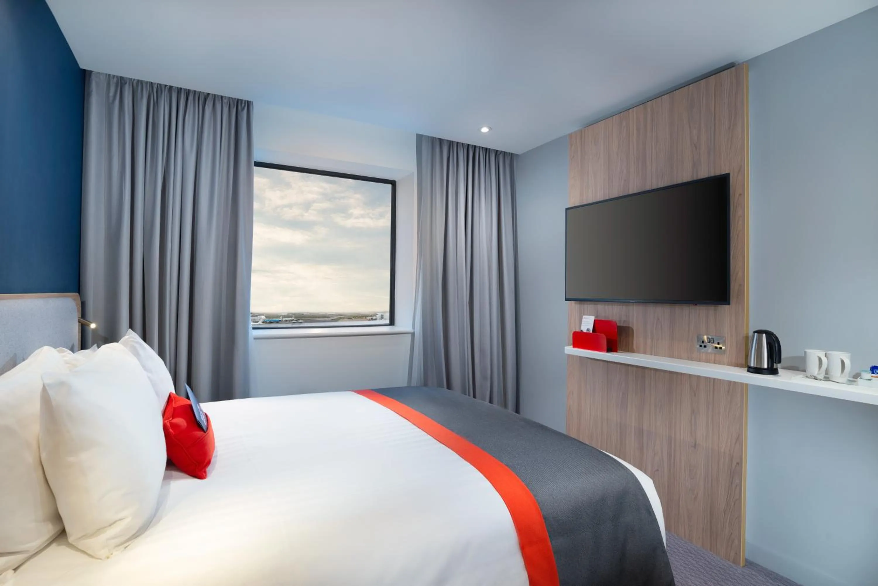 Photo of the whole room, Bed in Holiday Inn Express - London Heathrow T4 by IHG