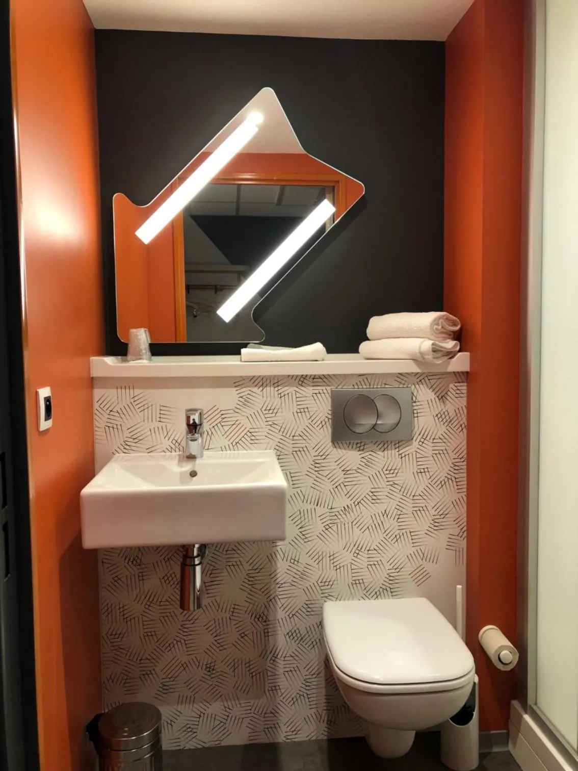 Shower in ibis Budget Mâcon Crêches