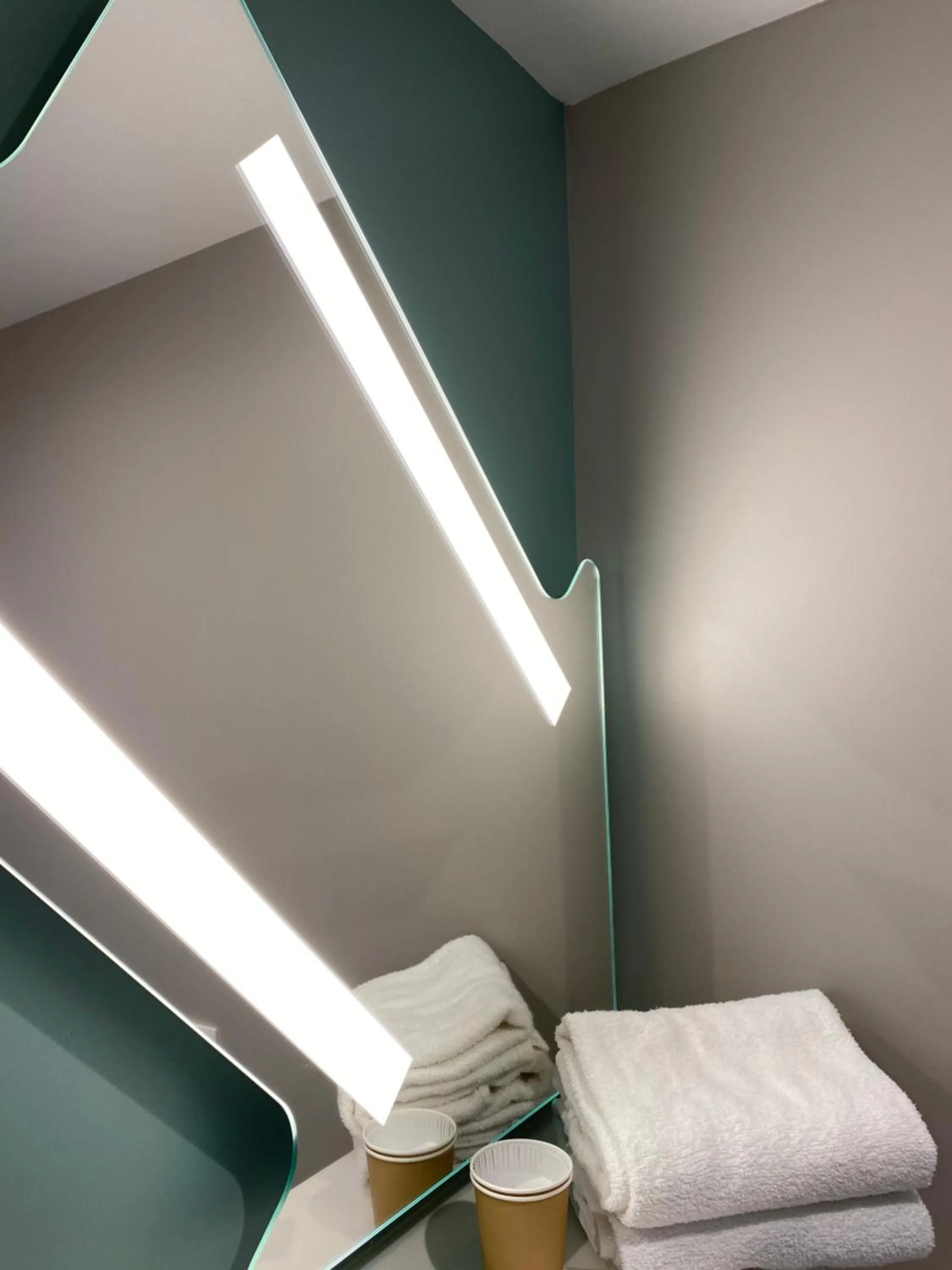 Shower in ibis Budget Mâcon Crêches