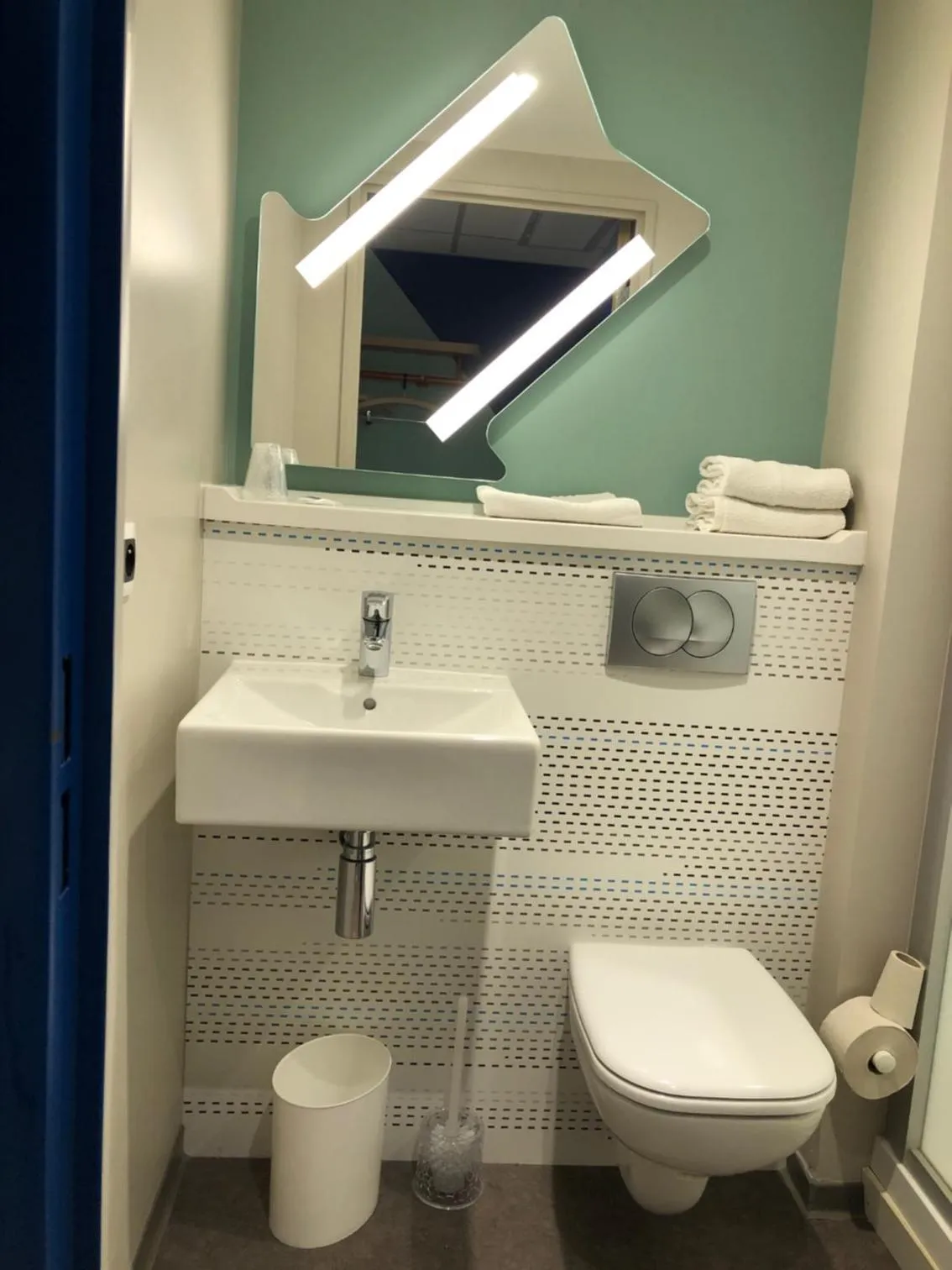 Bathroom in ibis Budget Mâcon Crêches