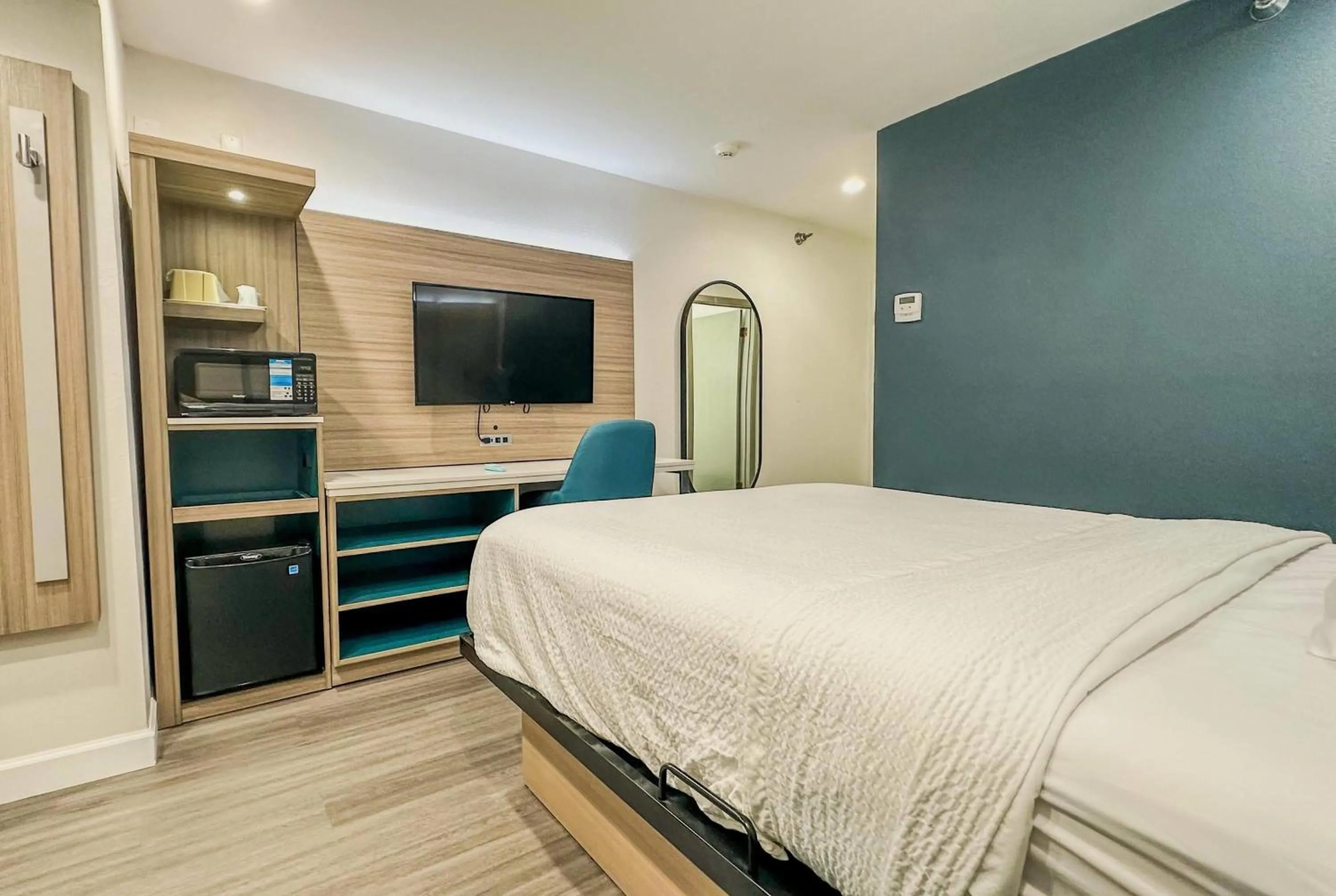 Photo of the whole room, Bed in Baymont by Wyndham Henrietta - Rochester