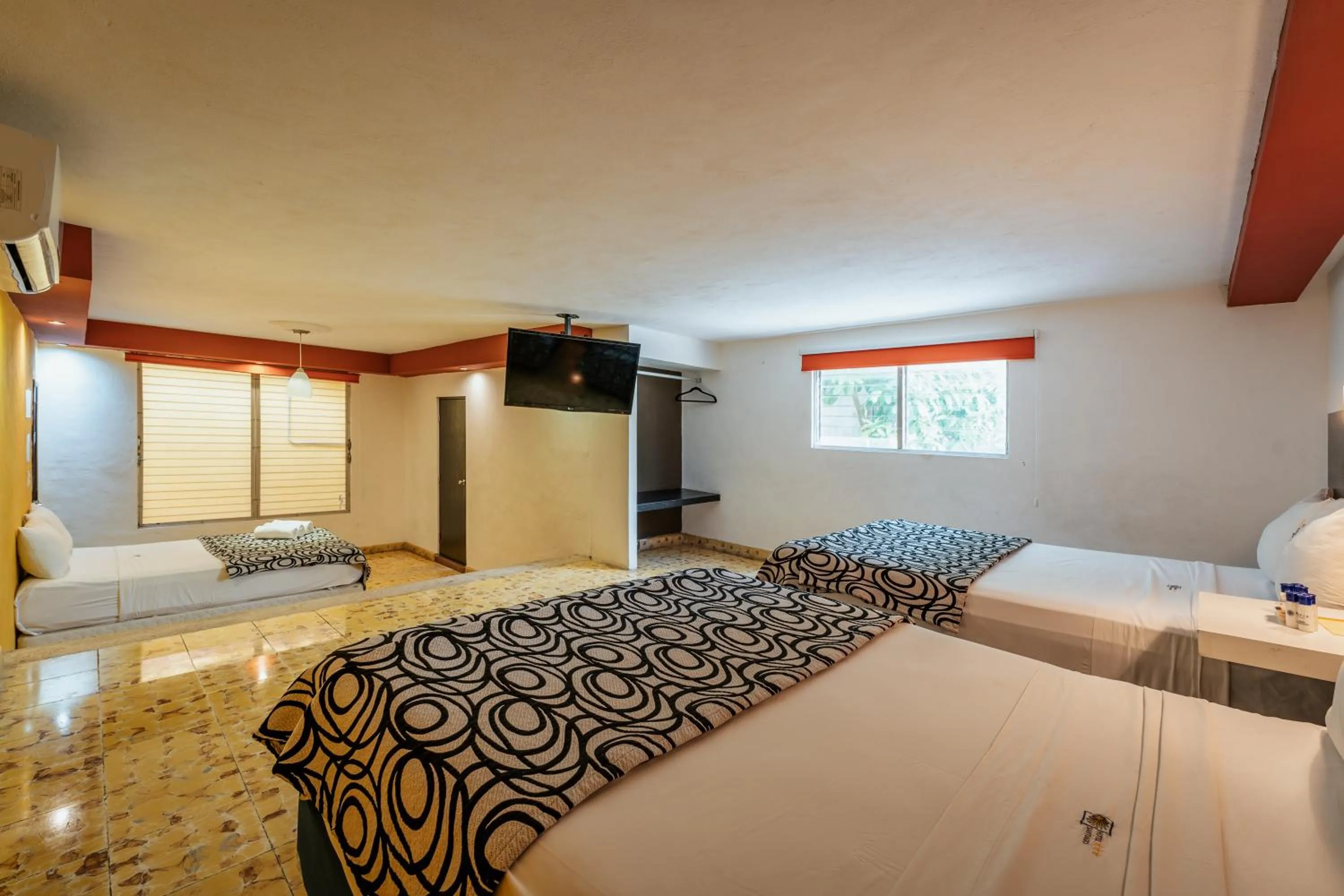 Photo of the whole room, Bed in Hotel Santiago