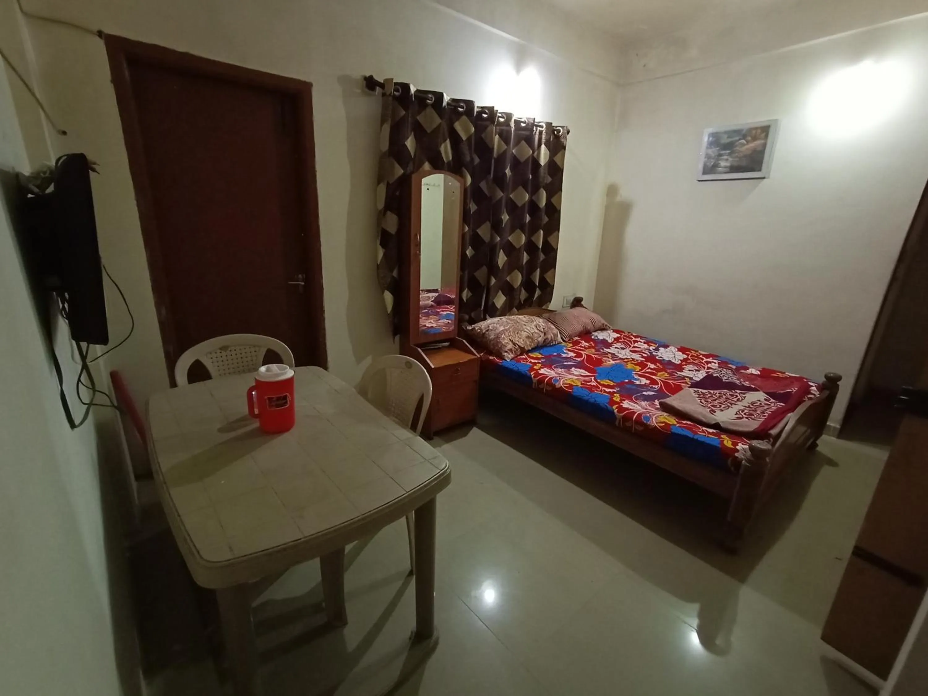 Photo of the whole room, Bed in Professionals Pride PG