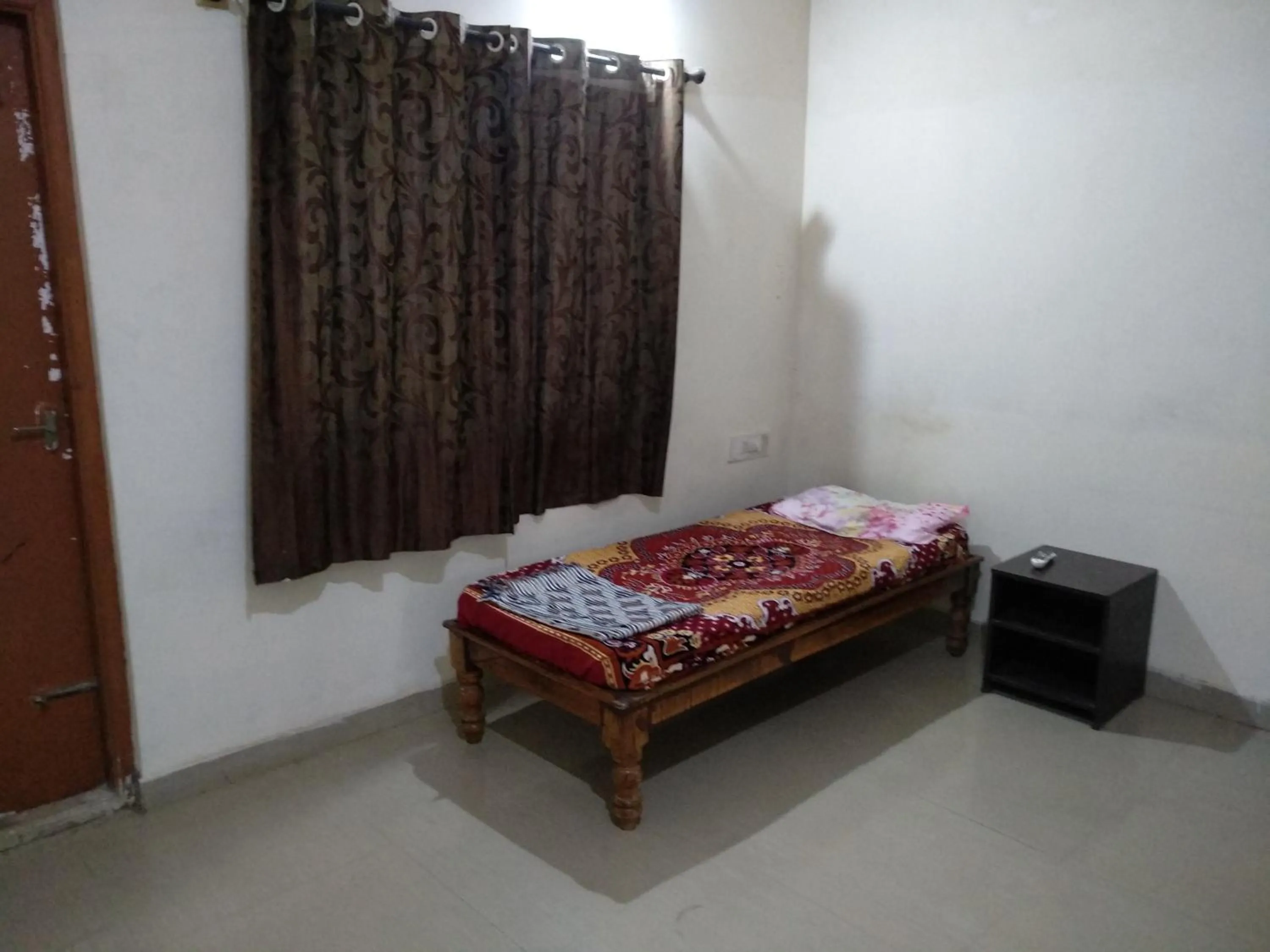 cot, Bed in Professionals Pride PG