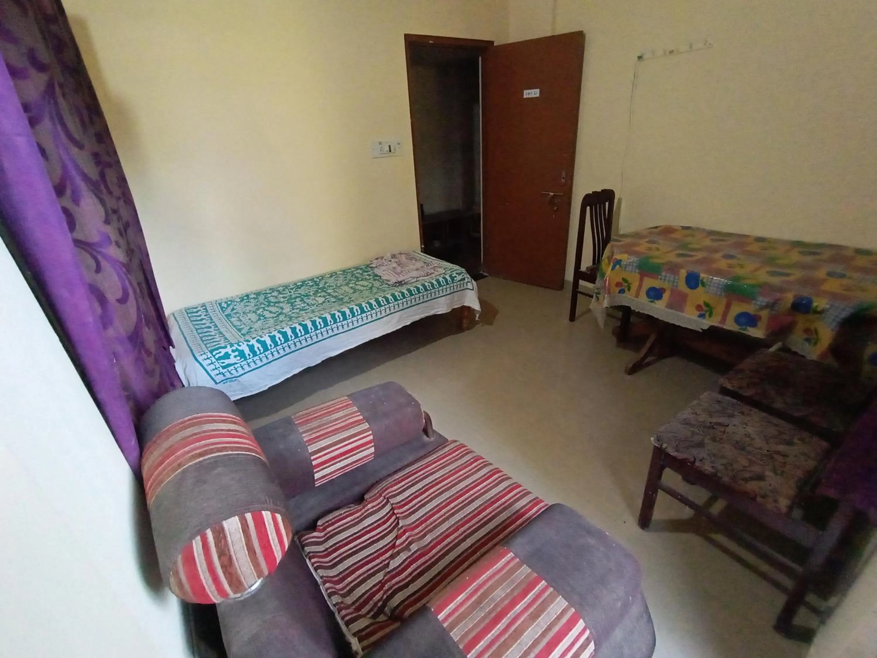 Living room, Bed in Professionals Pride PG