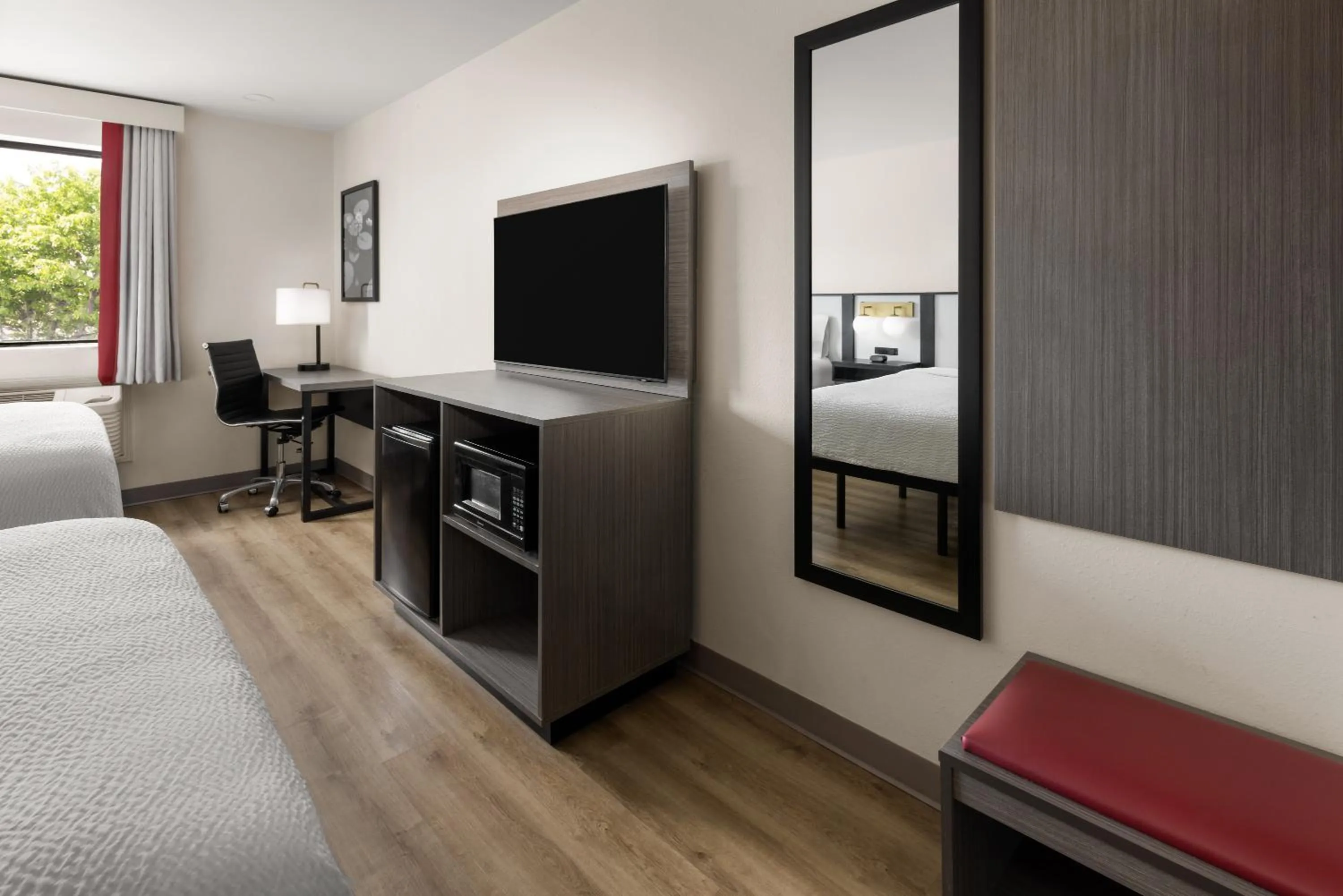 TV and multimedia, Bed in Ramada by Wyndham York Harrisburg Hershey