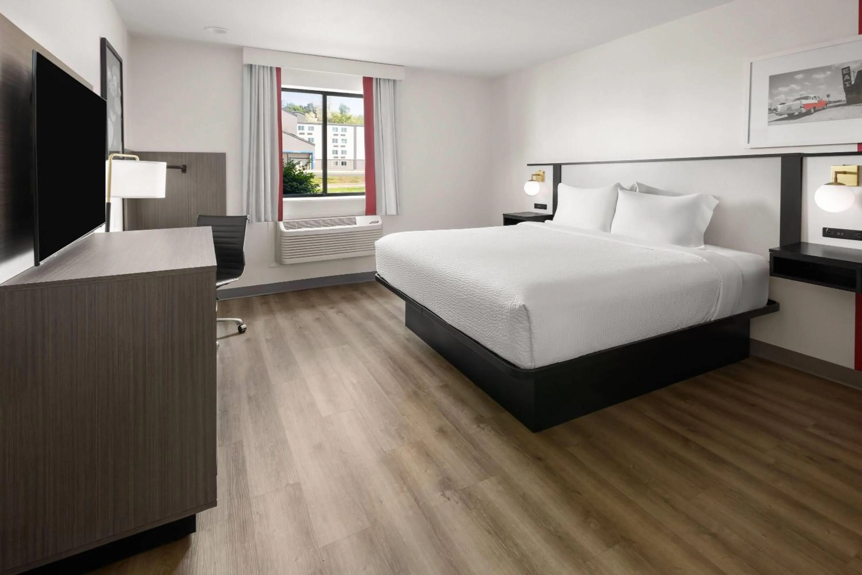 Photo of the whole room, Bed in Ramada by Wyndham York Harrisburg Hershey